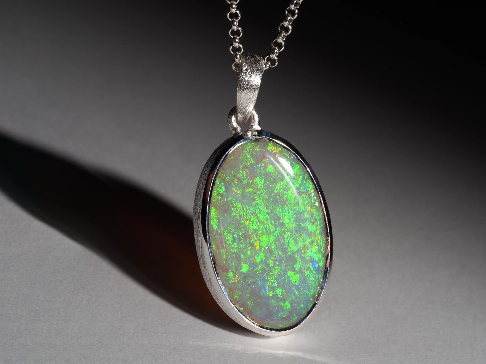 Collier d'opales australiennes précieuses vertes en vente 6