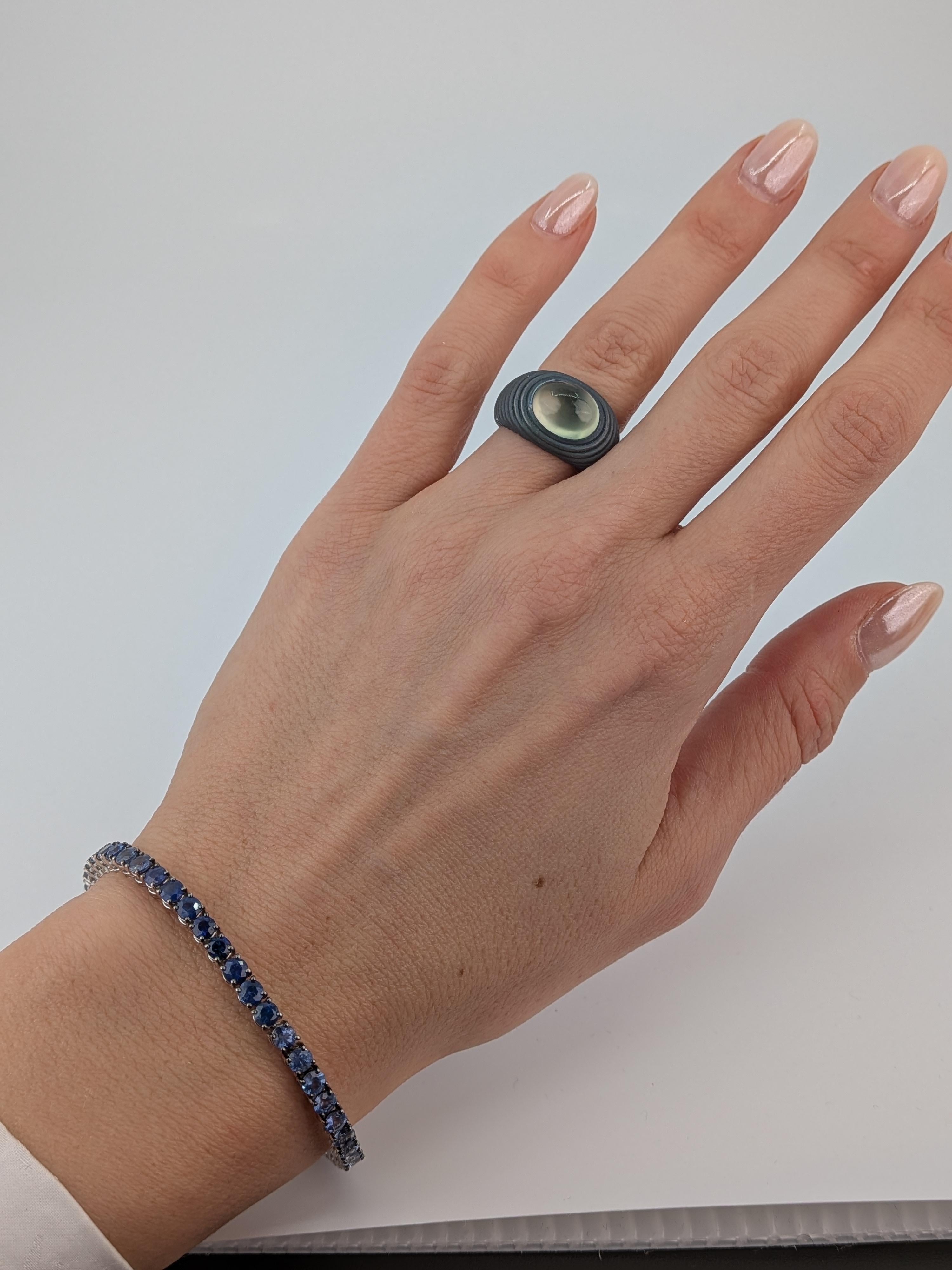 Green Prehnite Cabochon Ring in Grey Titanium Sculptural Contemporary Design en vente 5