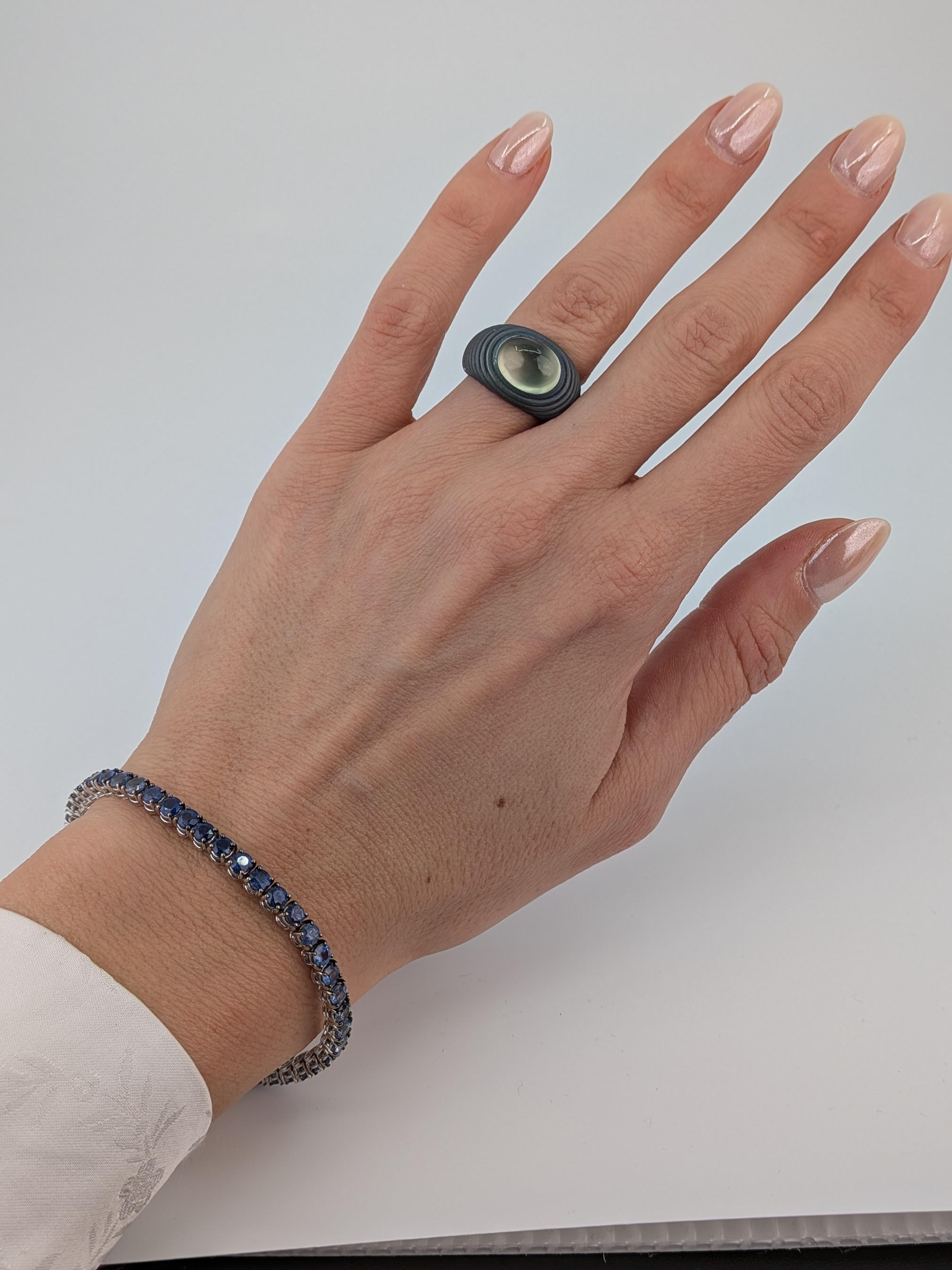 Green Prehnite Cabochon Ring in Grey Titanium Sculptural Contemporary Design en vente 6