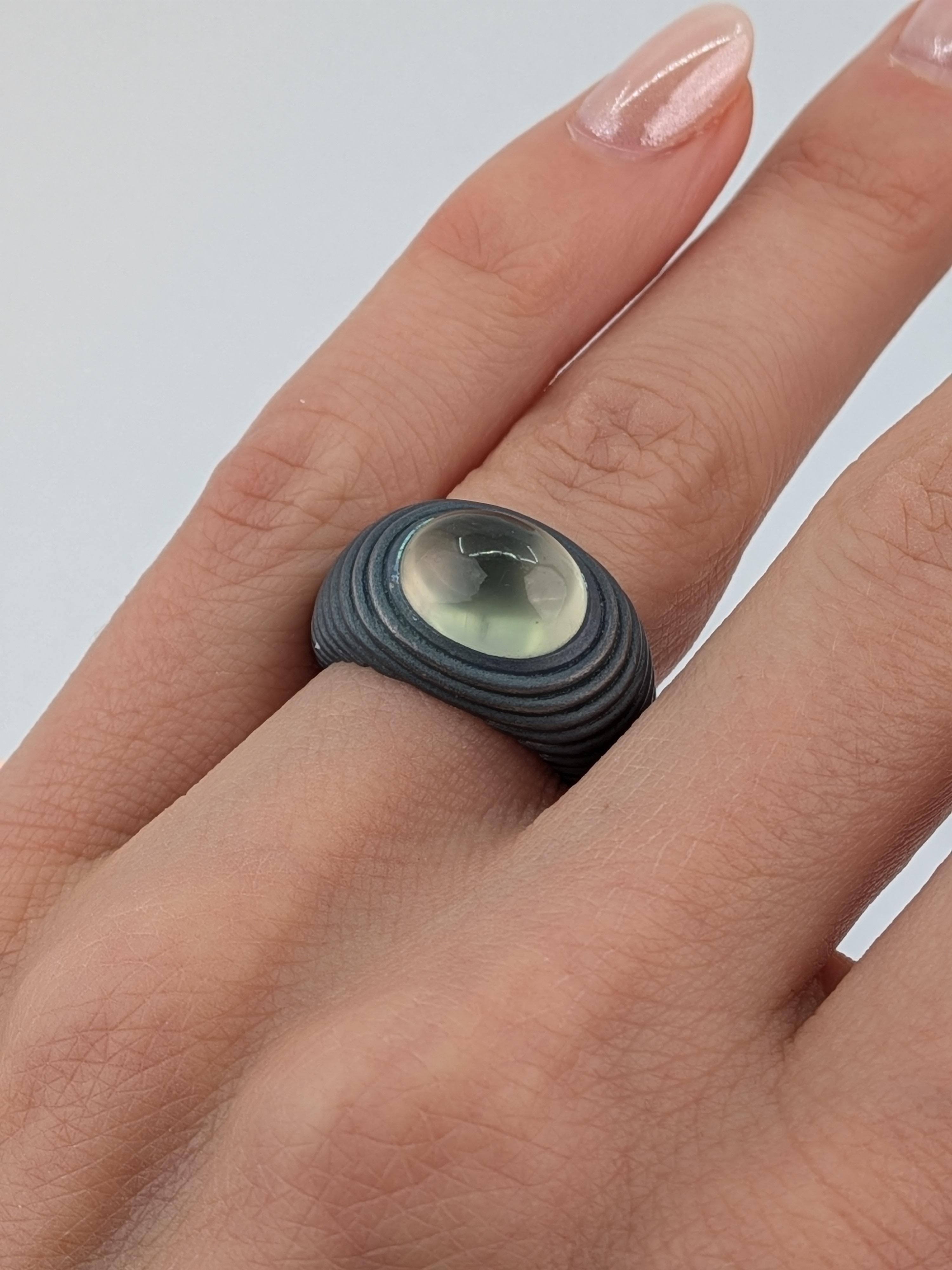 Green Prehnite Cabochon Ring in Grey Titanium Sculptural Contemporary Design en vente 7