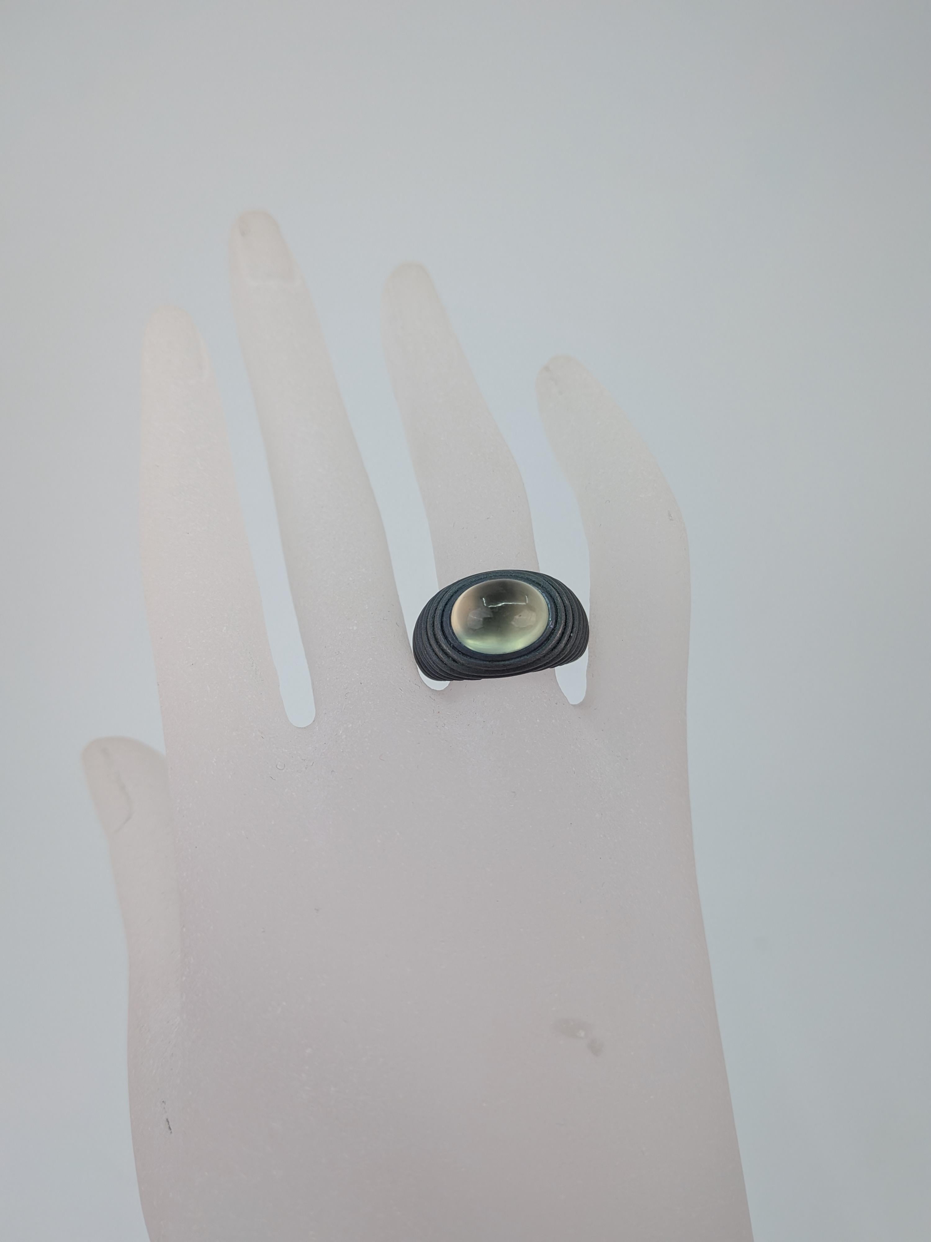 Contemporain Green Prehnite Cabochon Ring in Grey Titanium Sculptural Contemporary Design en vente