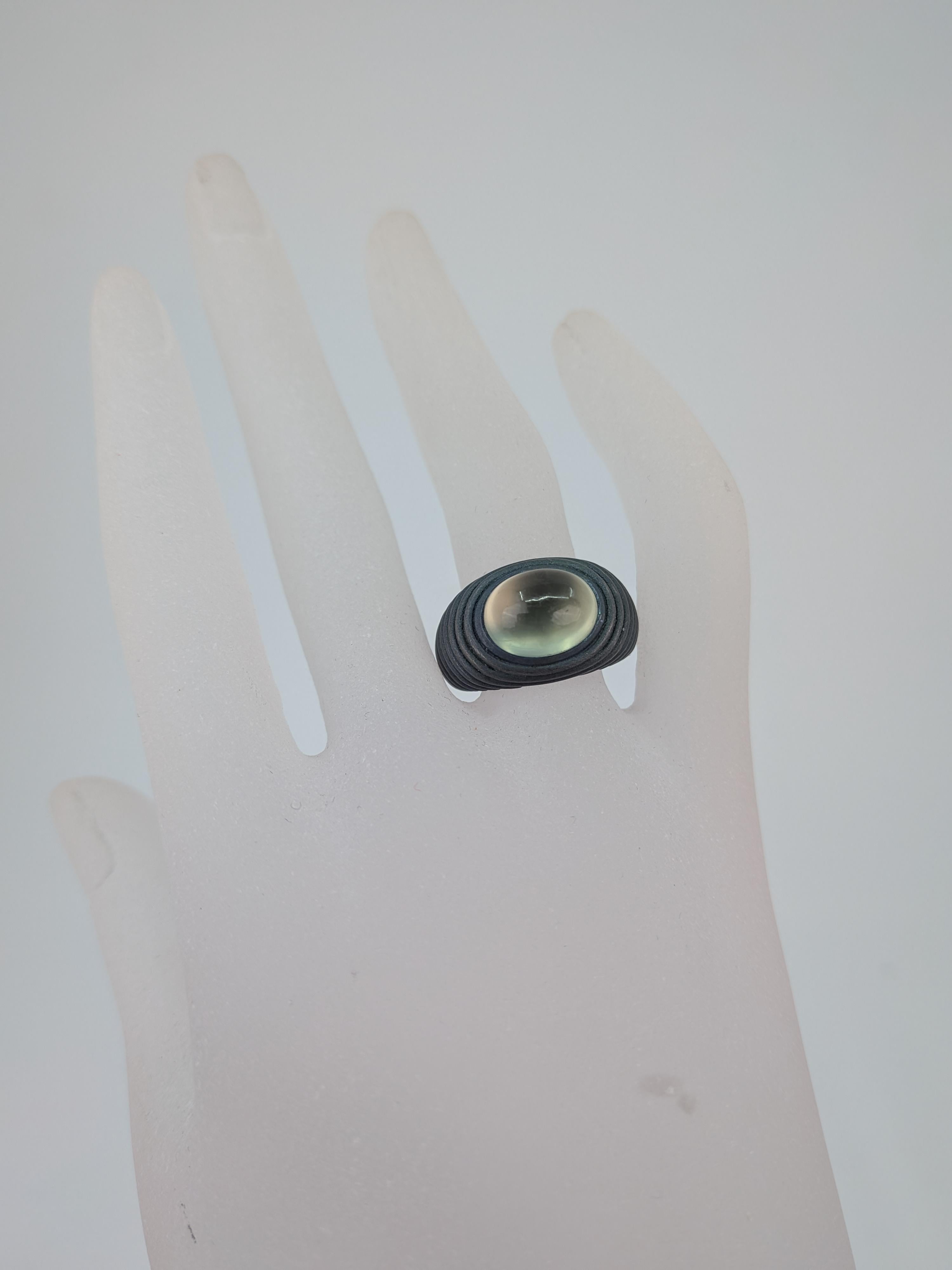 Green Prehnite Cabochon Ring in Grey Titanium Sculptural Contemporary Design Neuf - En vente à München, DE
