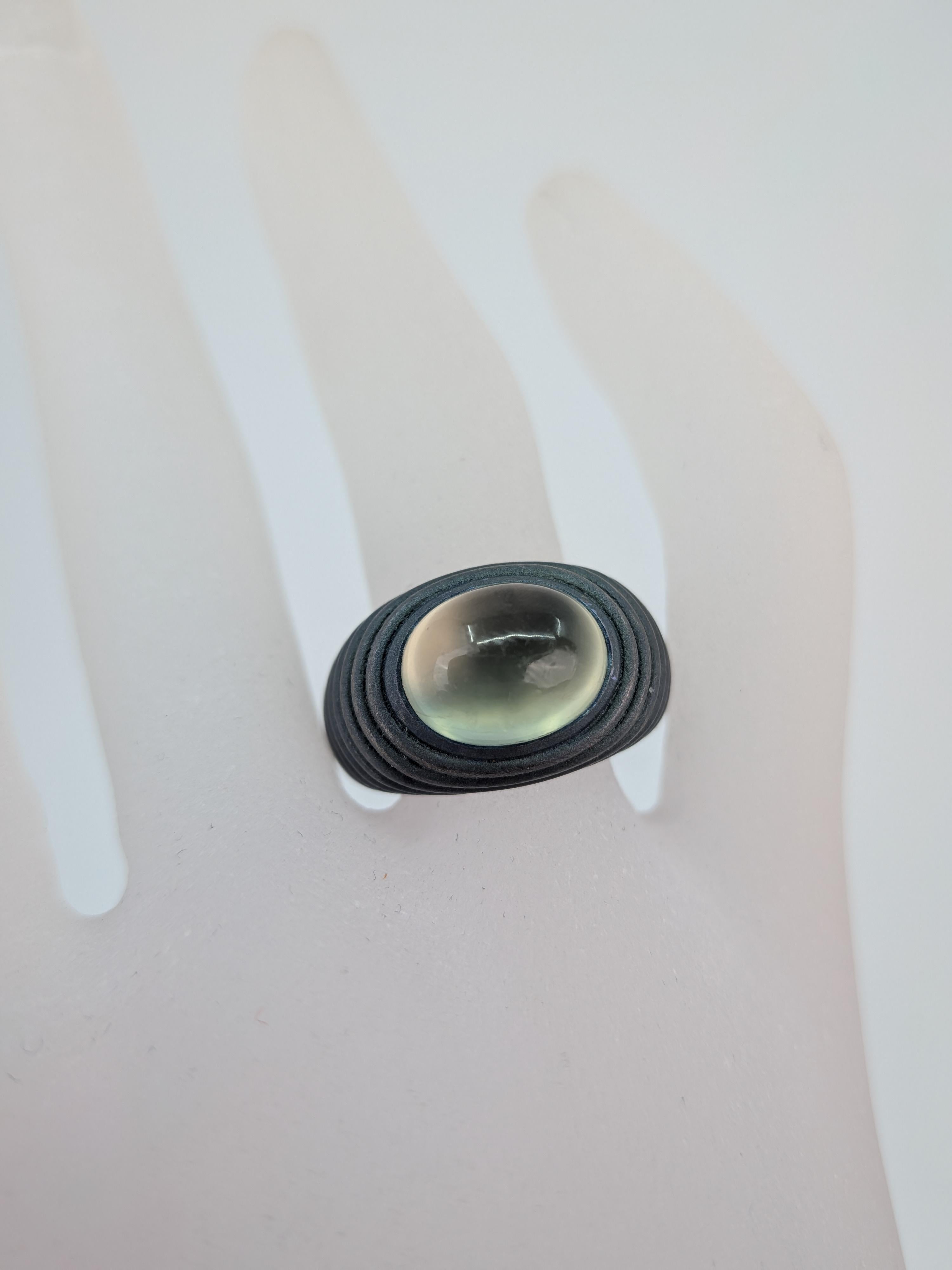 Green Prehnite Cabochon Ring in Grey Titanium Sculptural Contemporary Design Unisexe en vente