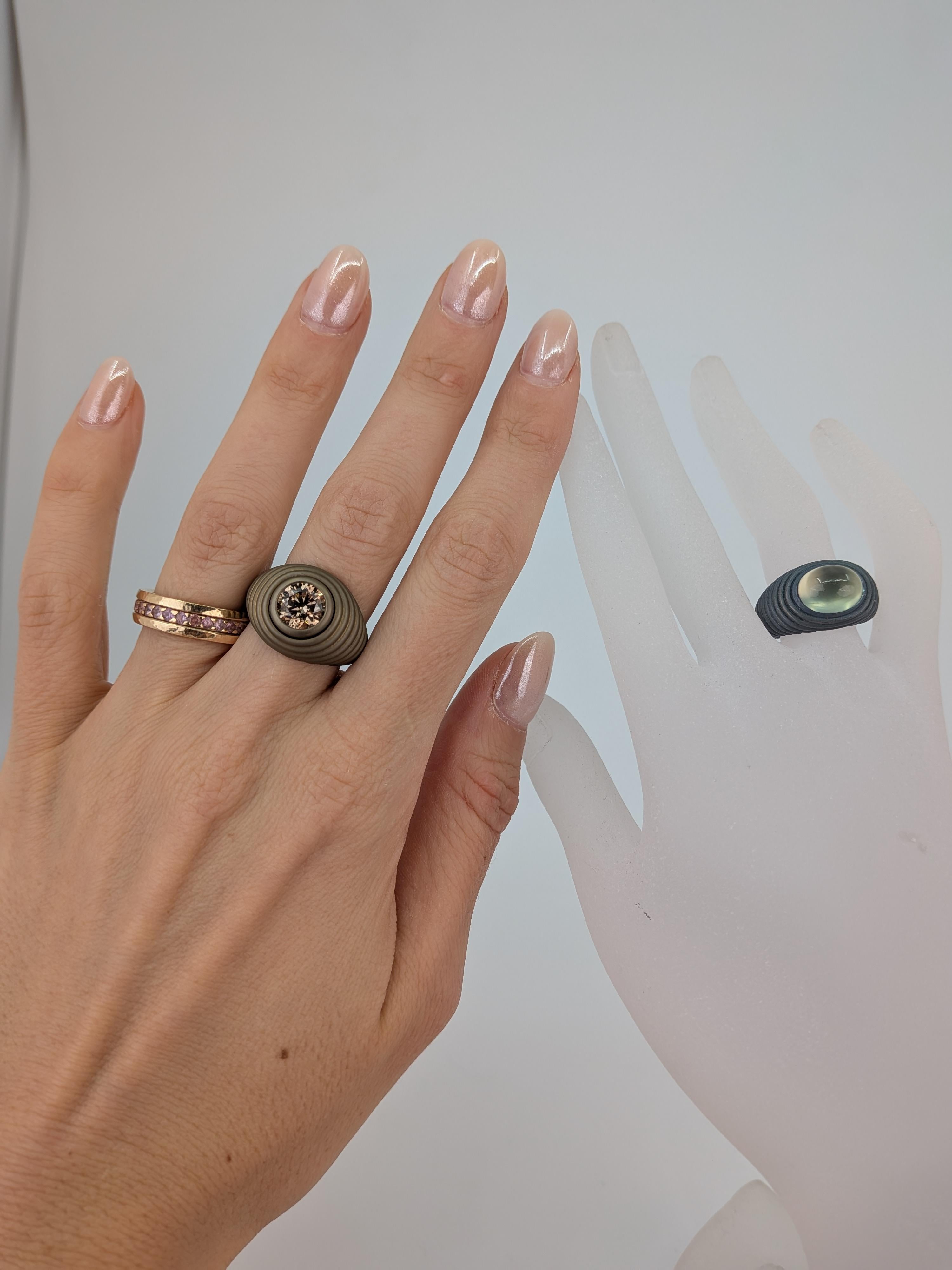 Green Prehnite Cabochon Ring in Grey Titanium Sculptural Contemporary Design en vente 1