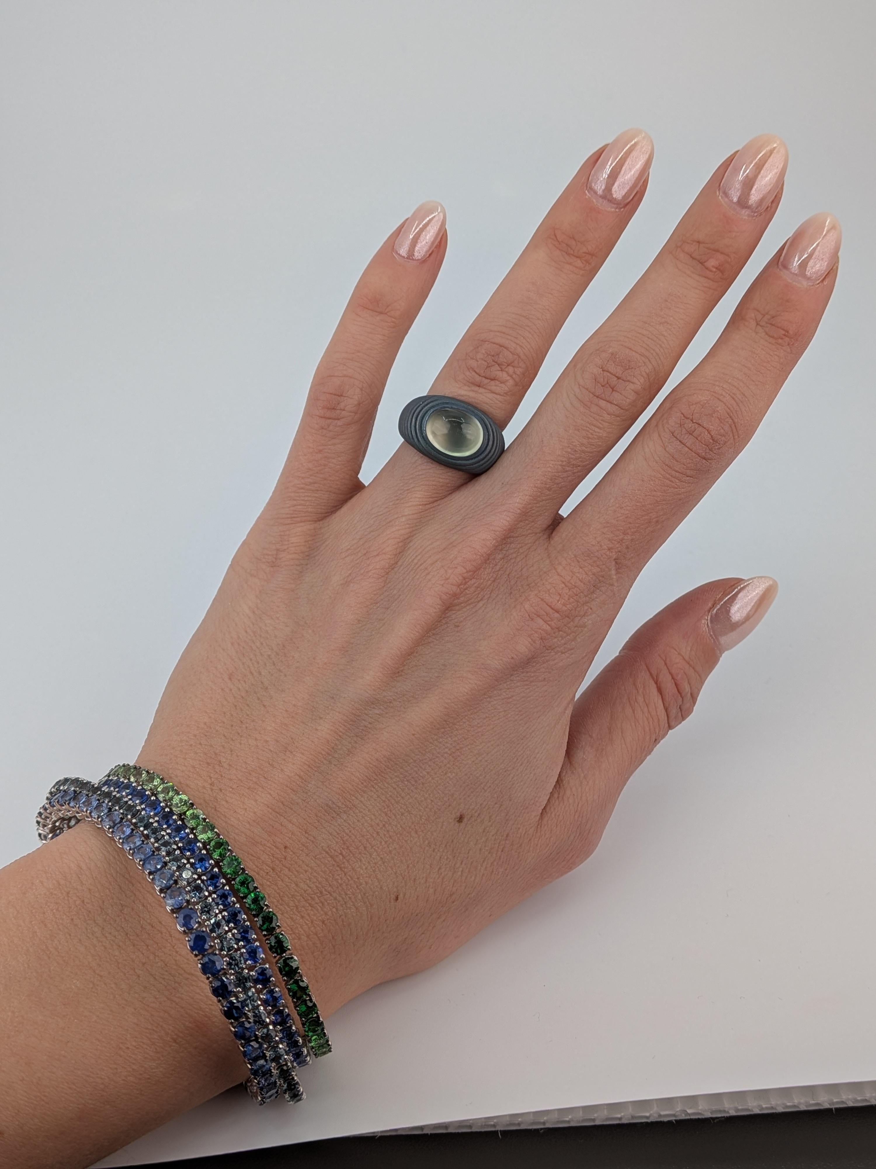 Green Prehnite Cabochon Ring in Grey Titanium Sculptural Contemporary Design en vente 2