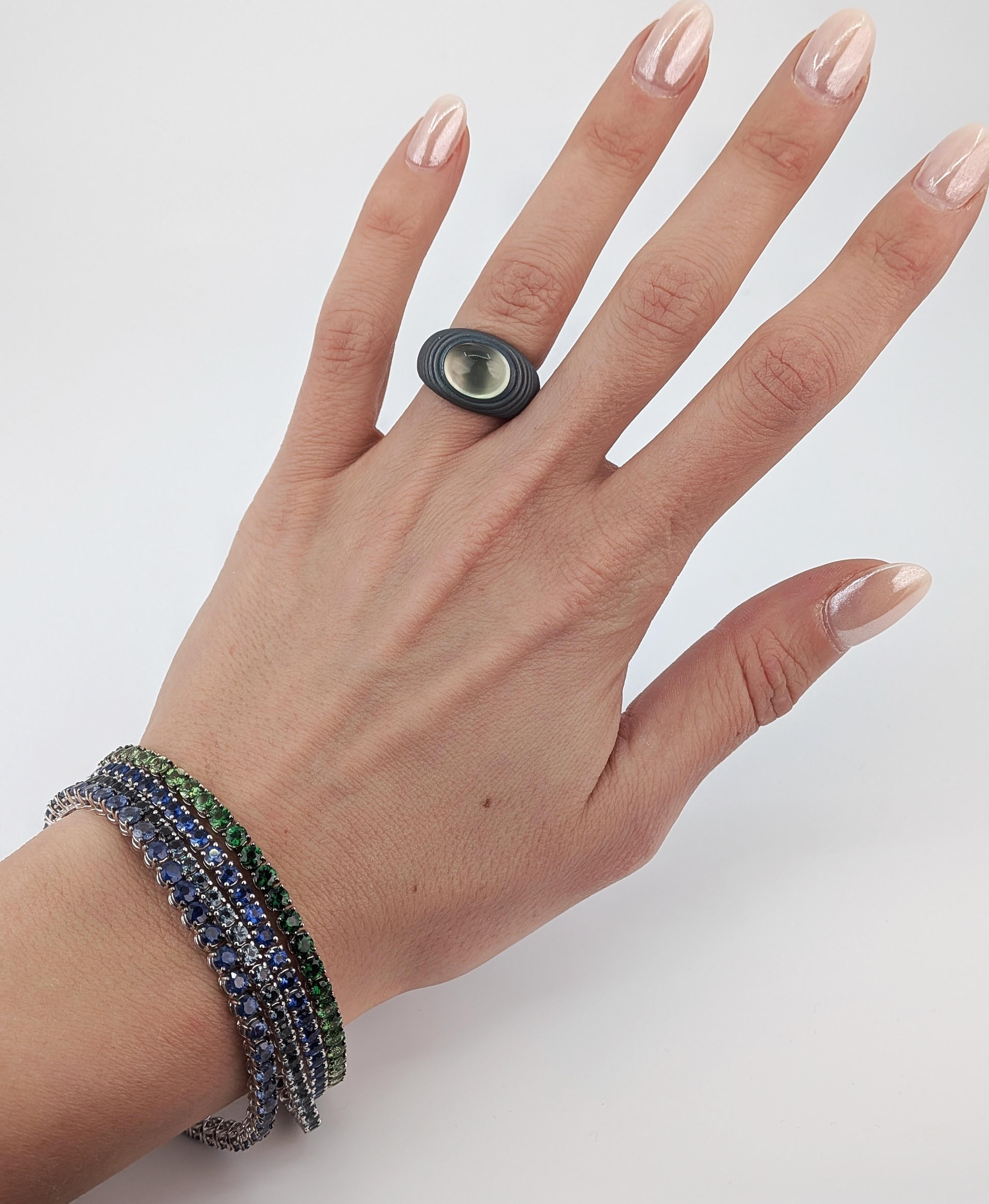 Green Prehnite Cabochon Ring in Grey Titanium Sculptural Contemporary Design en vente 3