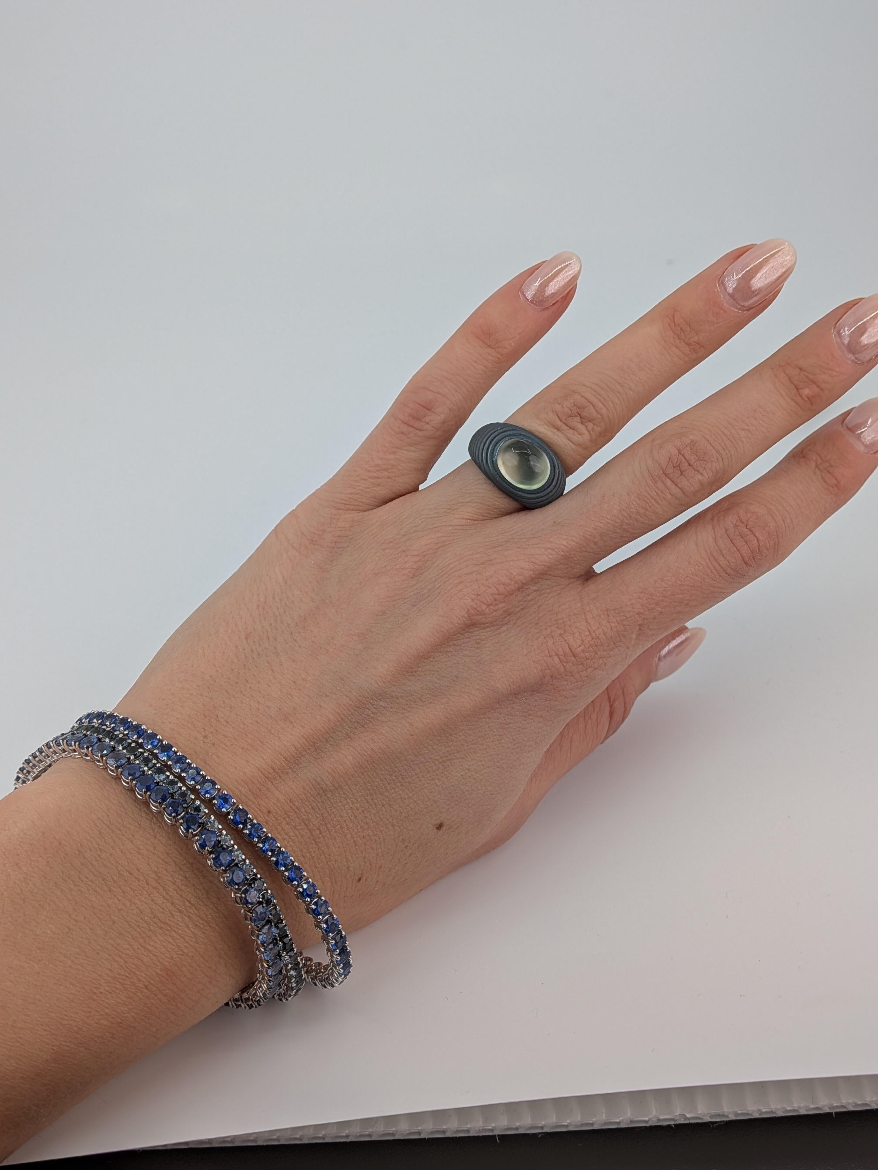 Green Prehnite Cabochon Ring in Grey Titanium Sculptural Contemporary Design en vente 4