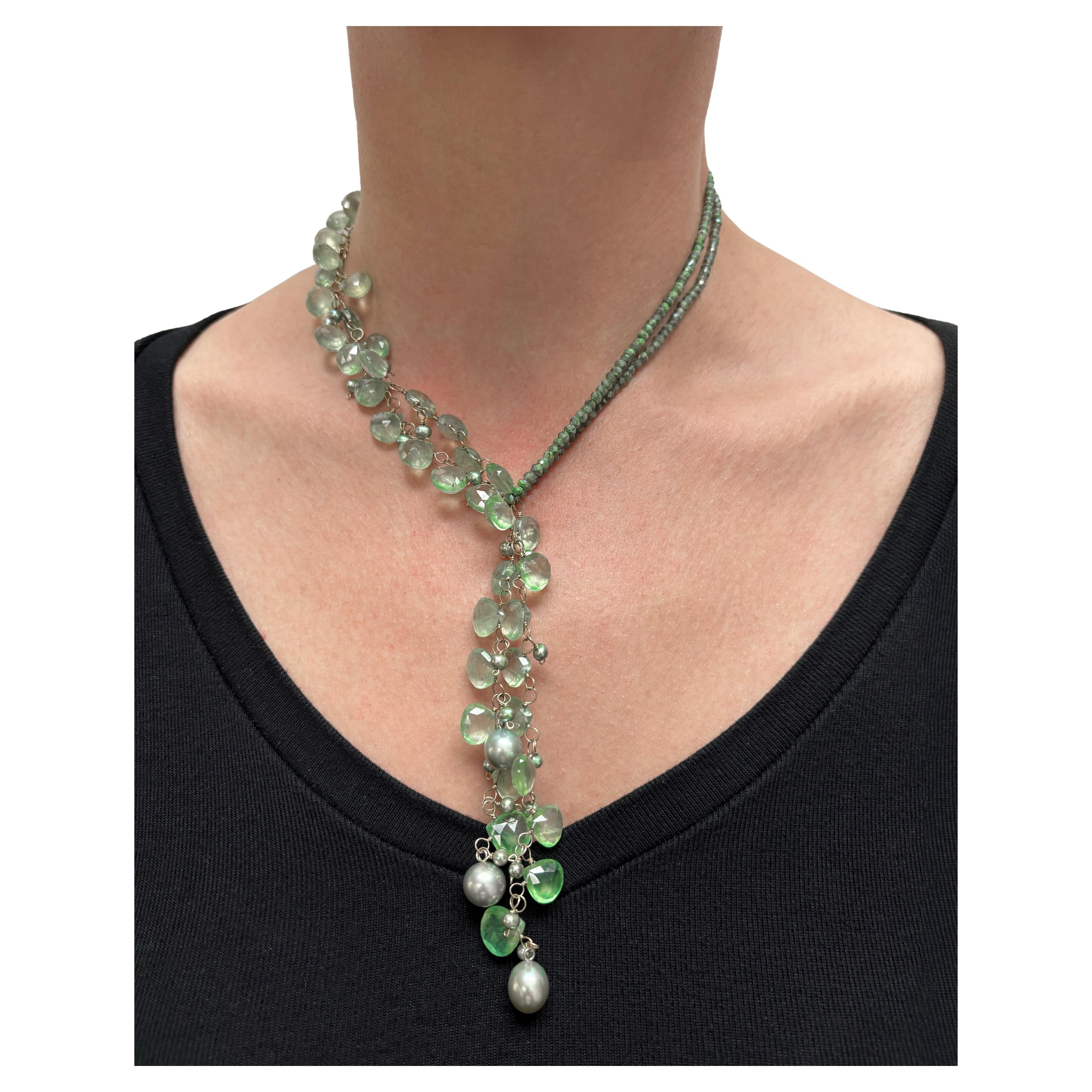 Descripción
La espectacular belleza de este cordón único e impactante reside en la combinación poco común de Prehnita verde menta suave delicadamente envuelta a mano con perlas de Tahití perfectas, y en los detalles flotantes de perlas bebé