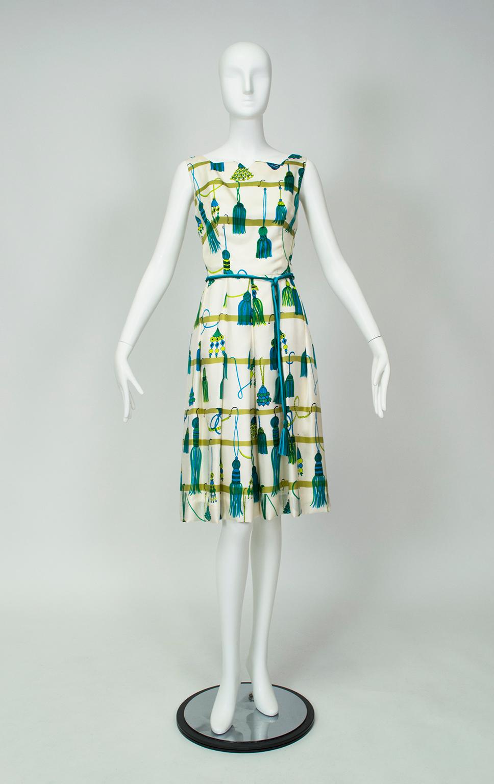 Dieses Kleid aus dem persönlichen Nachlass der Kaufhauserbin Estela Jàcome stammt aus ihrem eigenen Kaufhaus und wurde speziell für die Feiertage angefertigt. Das Kleid ist mit einem grünen und türkisfarbenen Weihnachtsmotiv bedruckt und hat einen