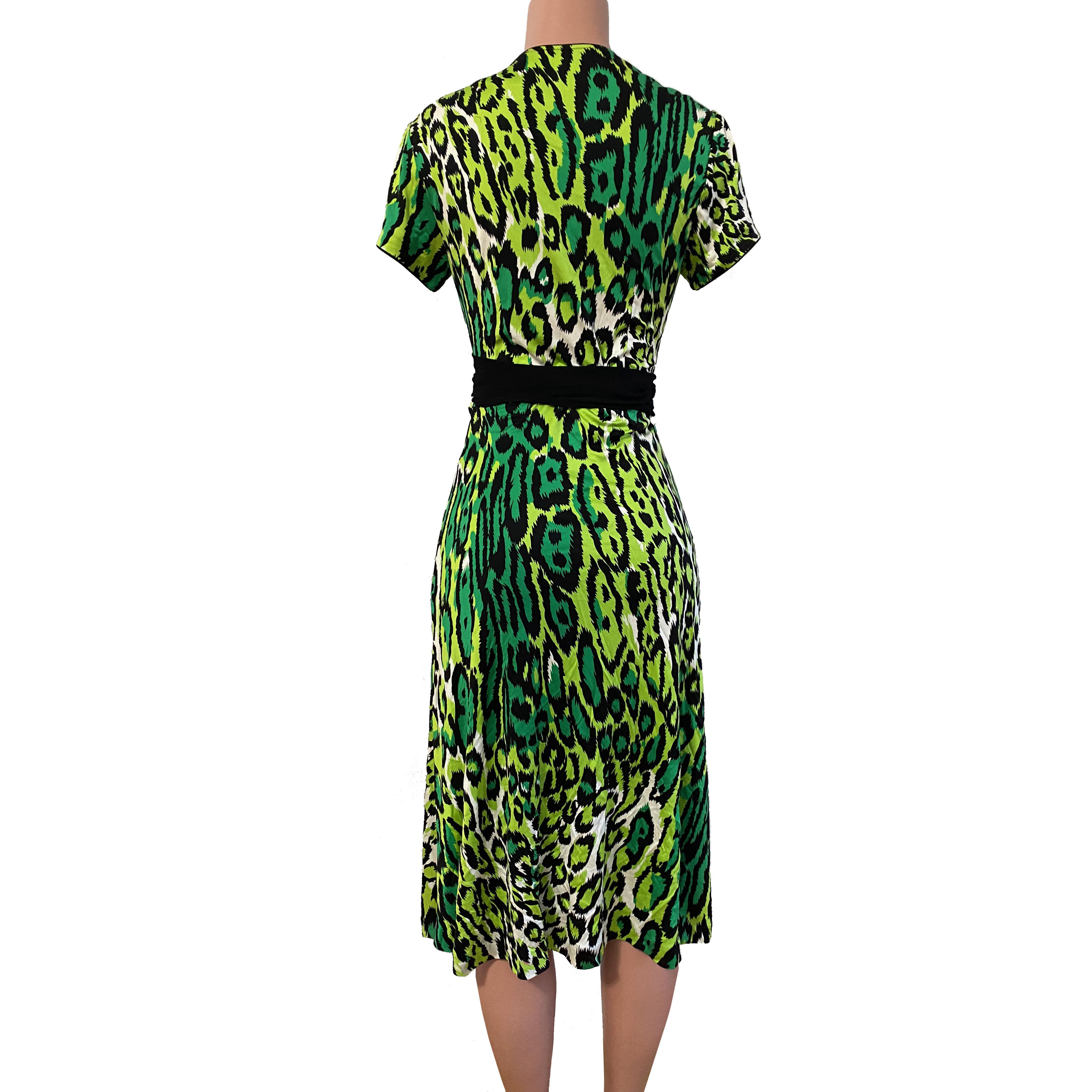 Flora Kung HARPER Kleid aus Seidenjersey mit grünem Gepardenmuster im Zustand „Neu“ im Angebot in Boston, MA