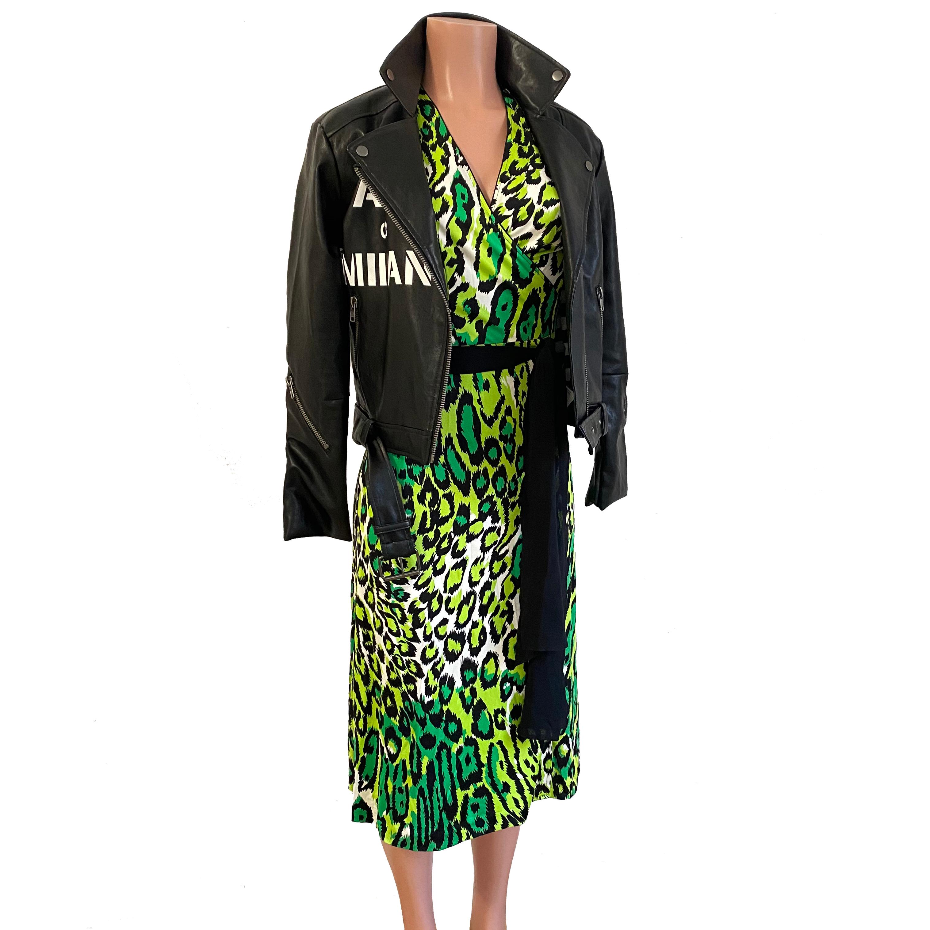 Flora Kung HARPER Kleid aus Seidenjersey mit grünem Gepardenmuster (Schwarz) im Angebot