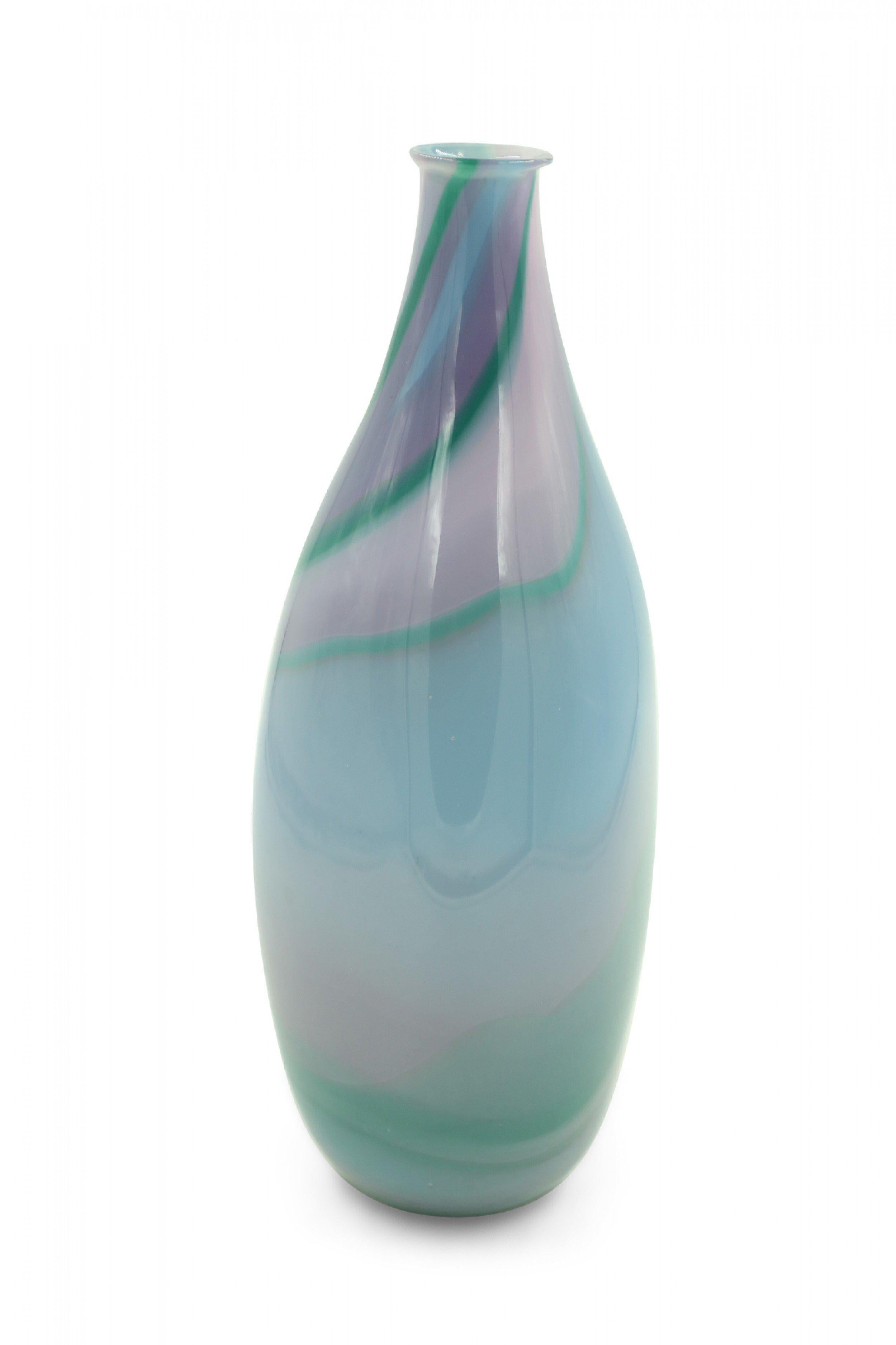 Vaso contemporaneo in vetro artistico con design a vortice blu, viola e verde, dalla forma arrotondata che si assottiglia fino a un'apertura stretta. (firmato GREENWOOD 1990)