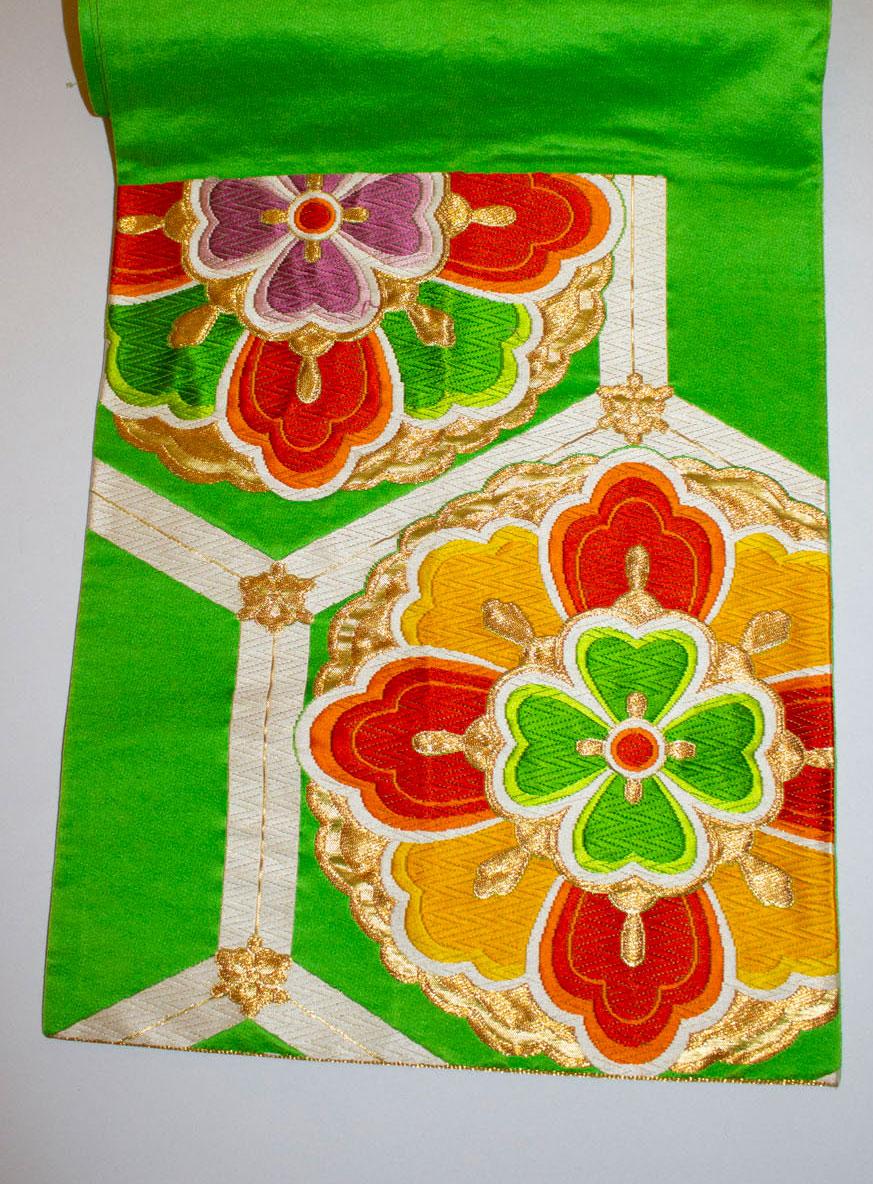 Grüner, lila und orangefarbener Obi-Gürtel mit sechseckigem Design (Beige) im Angebot