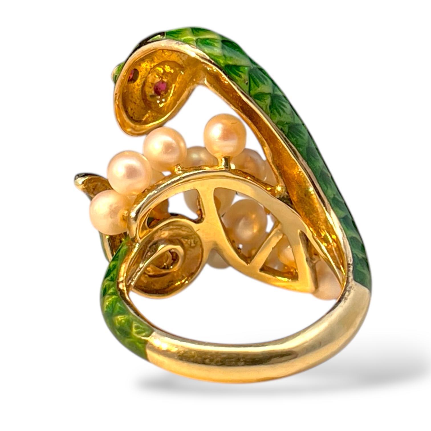Taglio rotondo Pitone verde con occhi di rubino e perle in oro giallo massiccio in vendita