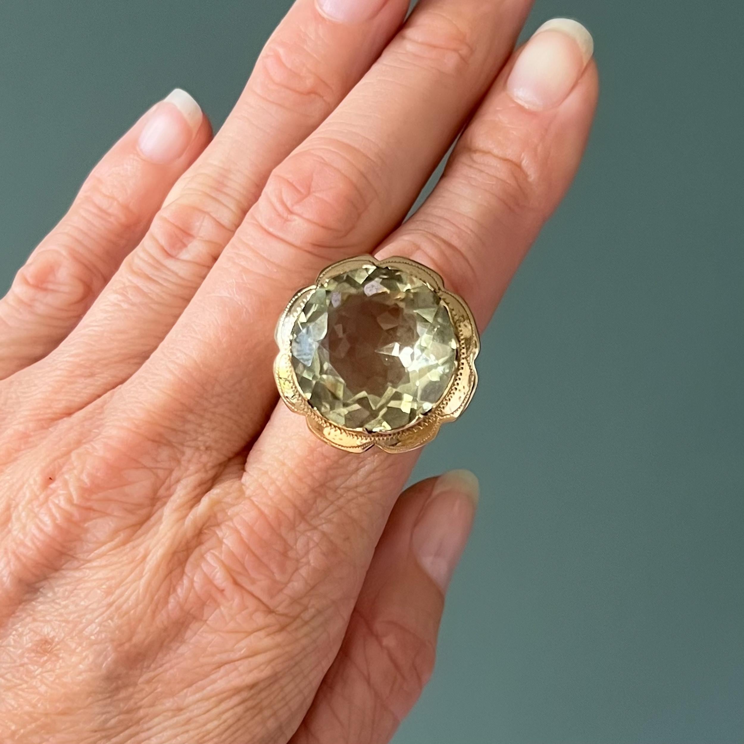 Vintage Chunky Green Quartz and 14 Karat Gold Ring In Good Condition For Sale In Rotterdam, NL