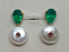 Orecchini di quarzo verde barocco con perle d'acqua dolce e rubino Cab in oro 14 carati