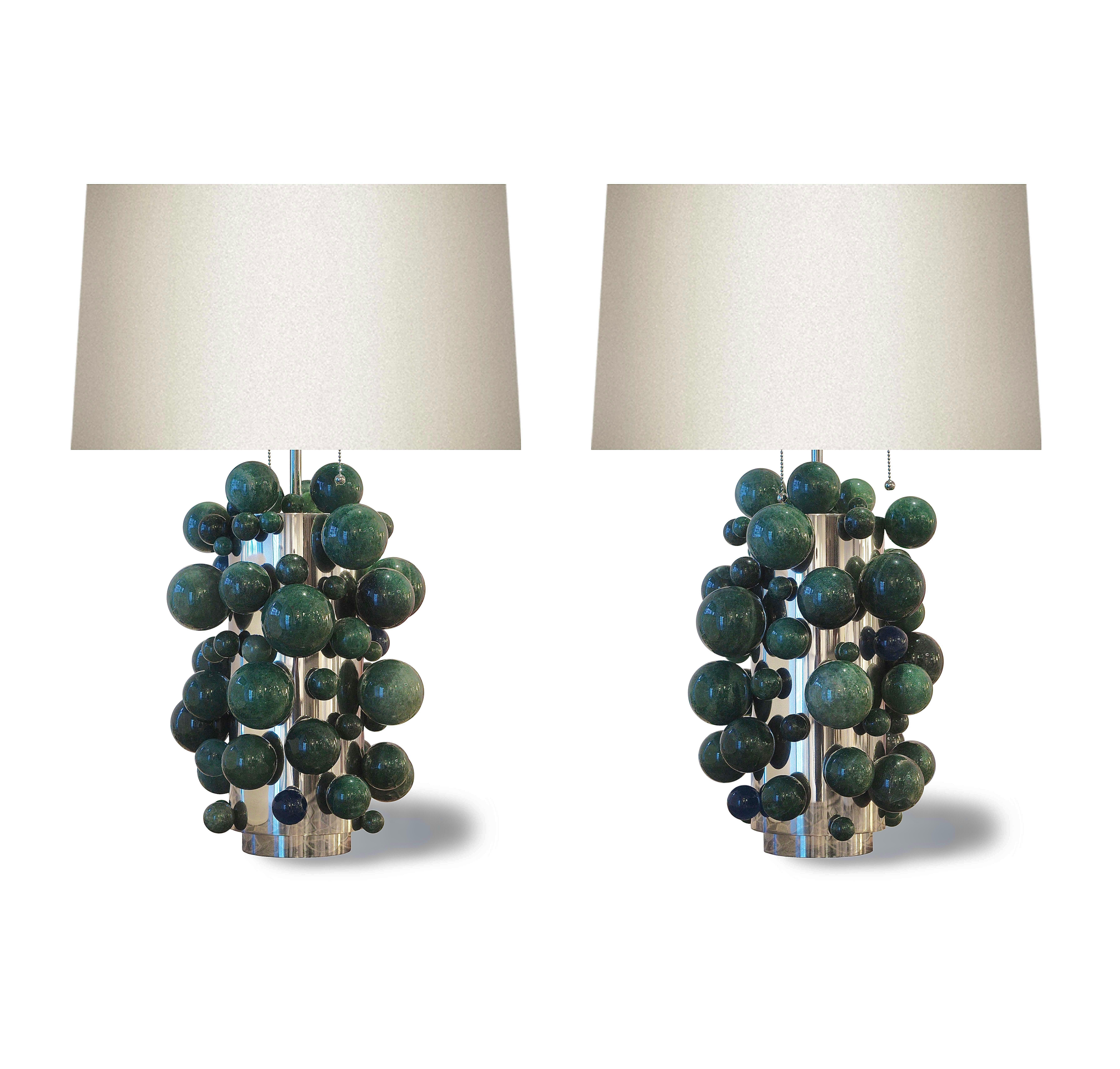 Coppia di lampade a bolla in cristallo di rocca verde con finiture in nichel lucido, create da Greene Gallery, NYC. 
Fino alla parte in cristallo di rocca 17 in / H. Altezza complessiva 30 in / H. 
Il paralume non è incluso.