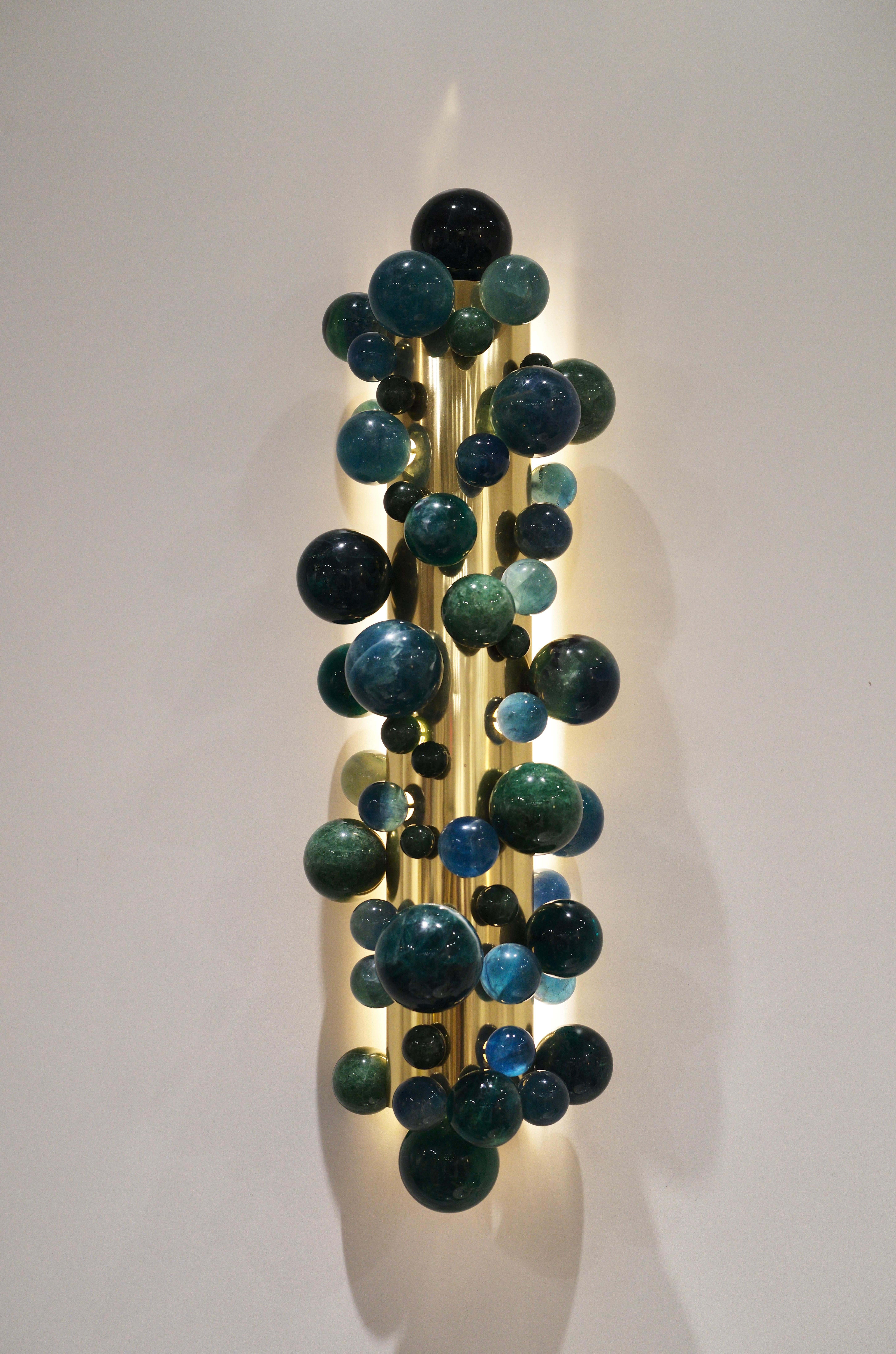 Paire d'appliques en cristal de roche à bulles de quartz vert, montées sur laiton poli. Créé par la Phoenix Gallery NYC. Chaque applique est équipée de quatre douilles. Utilise quatre ampoules LED chaudes de 60W. Total 240w. Ampoules incluses.