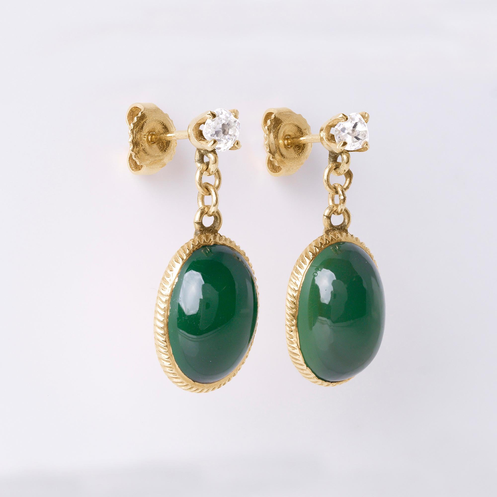 Estos pendientes colgantes vintage, una refinada combinación de elegancia antigua y colores vivos, presentan luminosos cabujones de cuarzo verde, cada uno de los cuales mide aproximadamente 13,3 x 9,5 mm. Las piedras de cuarzo brillan con una