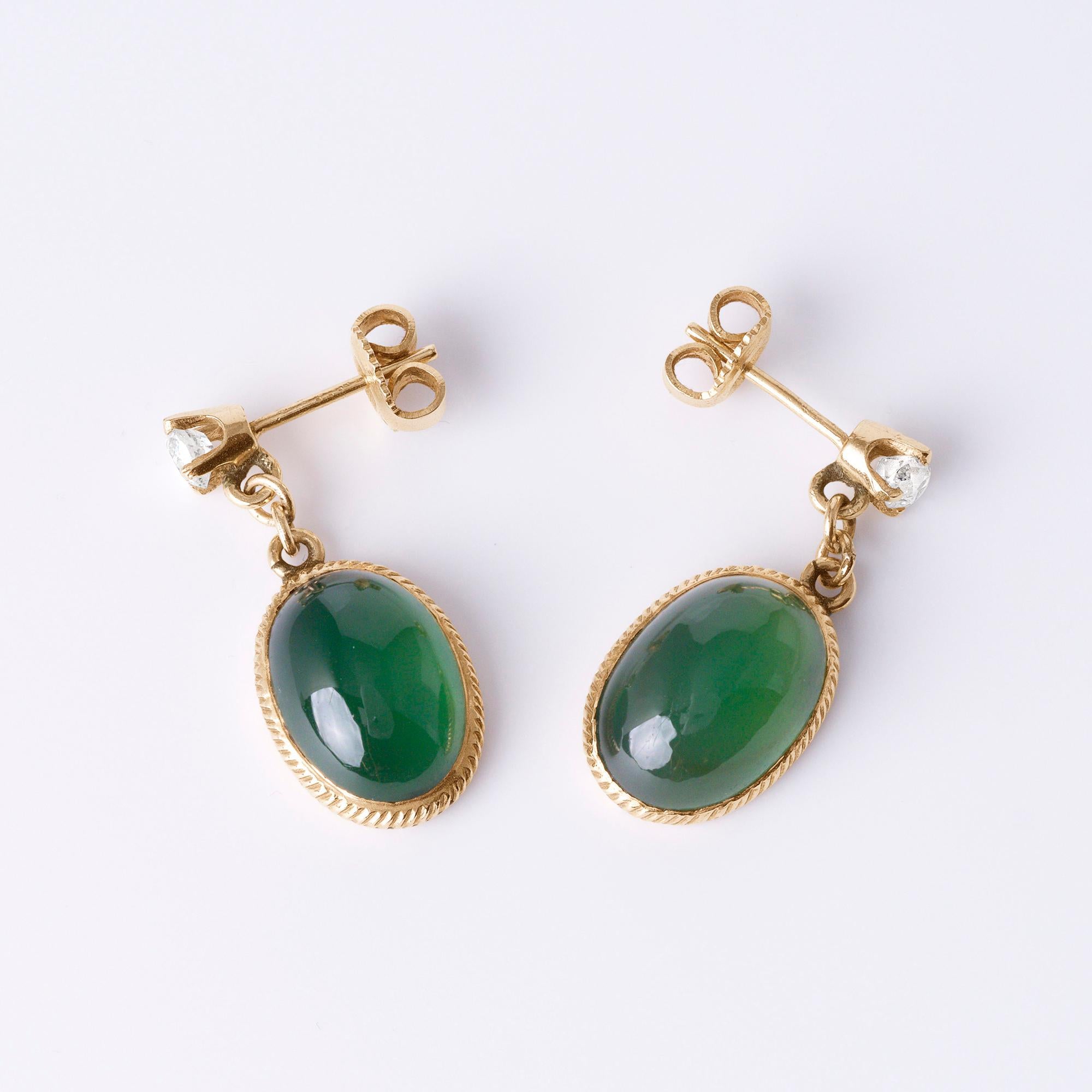 Pendientes colgantes de cabujón de cuarzo verde y diamante talla mina antigua de 0,55 quilates 14K en Bueno estado para la venta en Los Angeles, CA