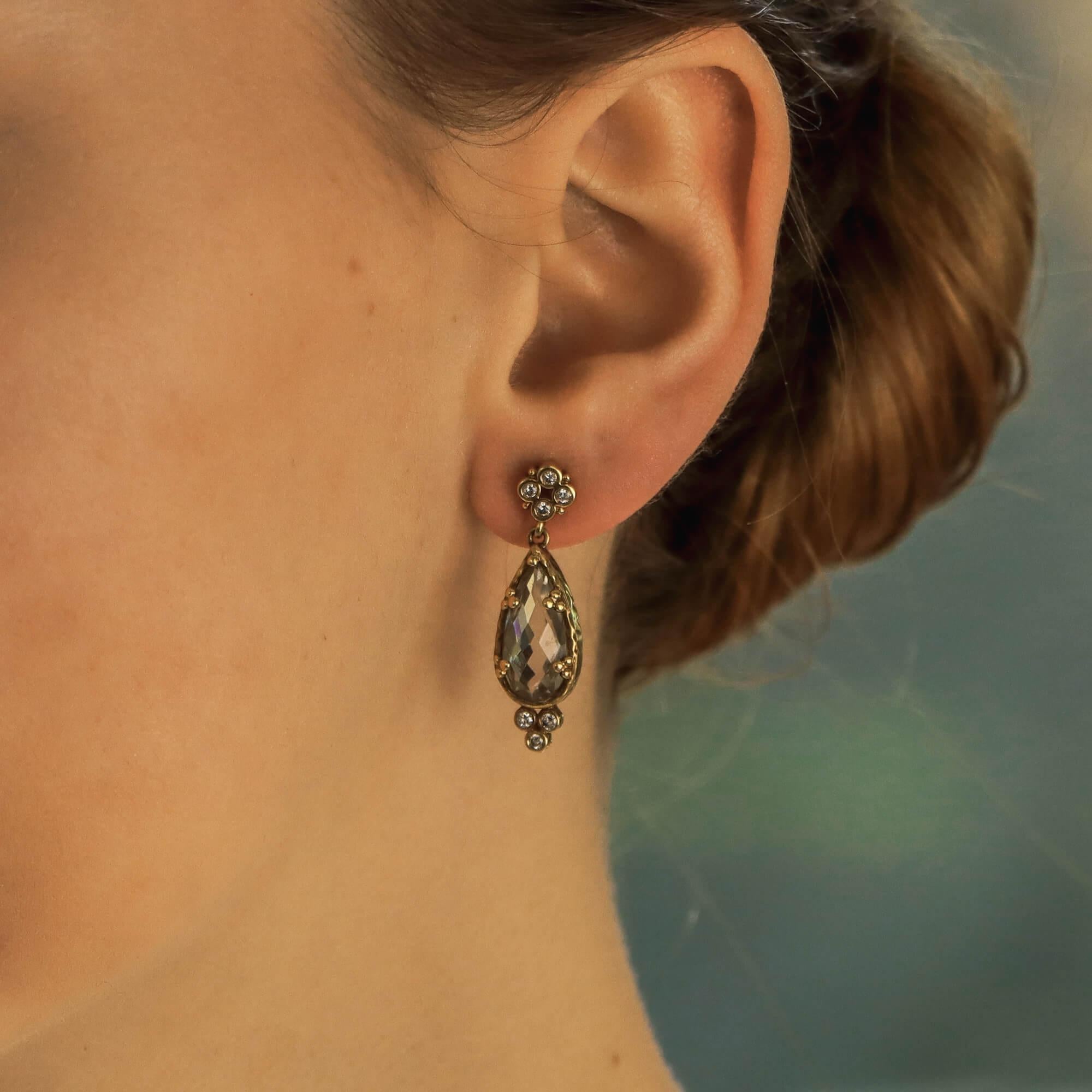 Ein Paar Ohrringe aus grünem Quarz und Diamanten. 
Diese atemberaubenden Ohrringe aus 18 Karat Gelbgold im viktorianischen Stil bestehen aus einem Quarz im Briolett-Schliff:: der mit dekorativen Krallendetails und darunter liegenden Diamanten im