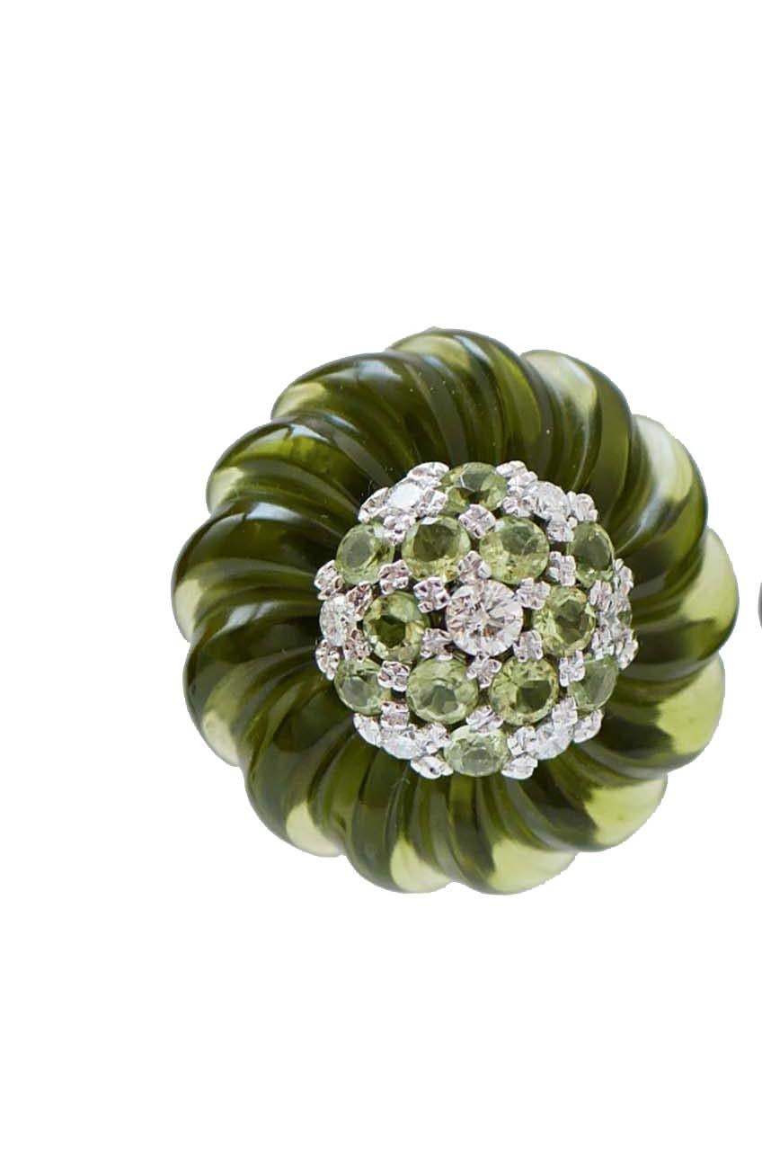 Fashion earrings in 14 kt white gold structure mounted with a green quartz and, in the central part, a flower of peridots and diamonds.
These earrings were totally handmade by Italian master goldsmiths and they are in perfect conditions.
Diamonds