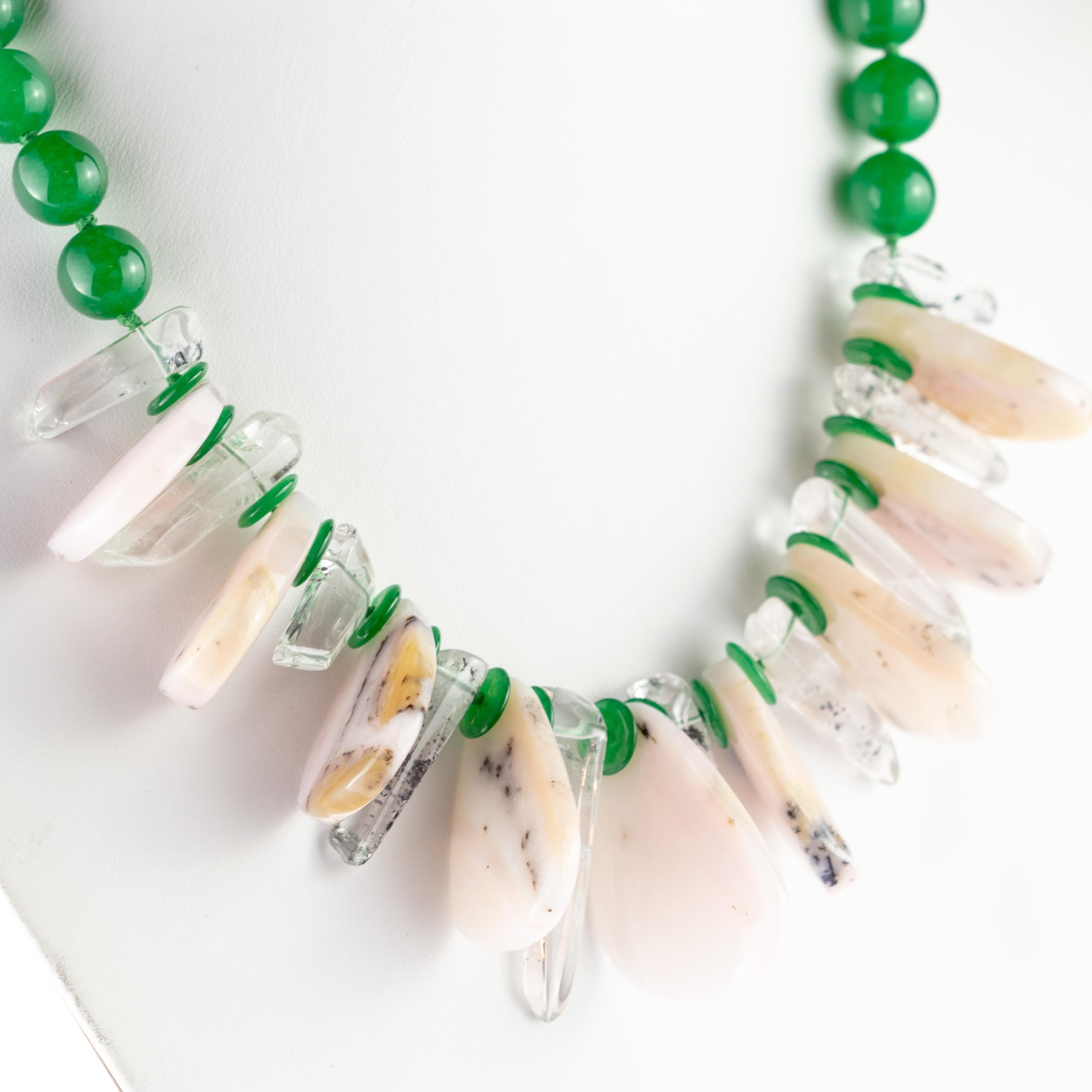 Esuberanti, rare e scintillanti sfere di quarzo verde, opalite irregolare e collana di cristallo di rocca. Sintonizzata e progettata con un guerriero e un  stile tribale. Le pietre preziose danno vita a un gioiello traslucido, con colori in evidenza