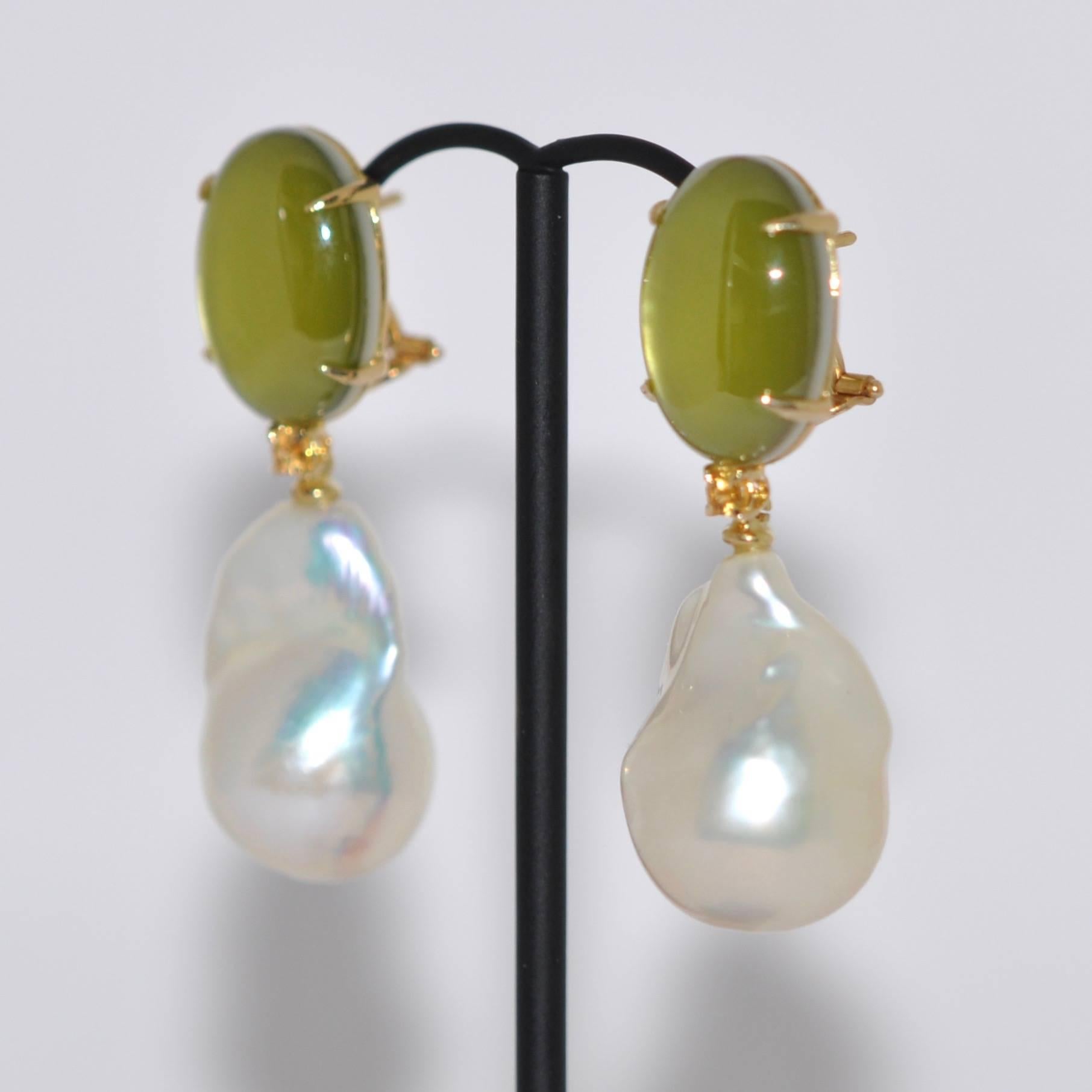 Discover this Green Quartz, Pearls and Yellow Sapphires, Yellow Gold Chandelier Earrings.
Green Quartz
Yellow Sapphires 0.16 Carat
Yellow Gold 18 Carat 