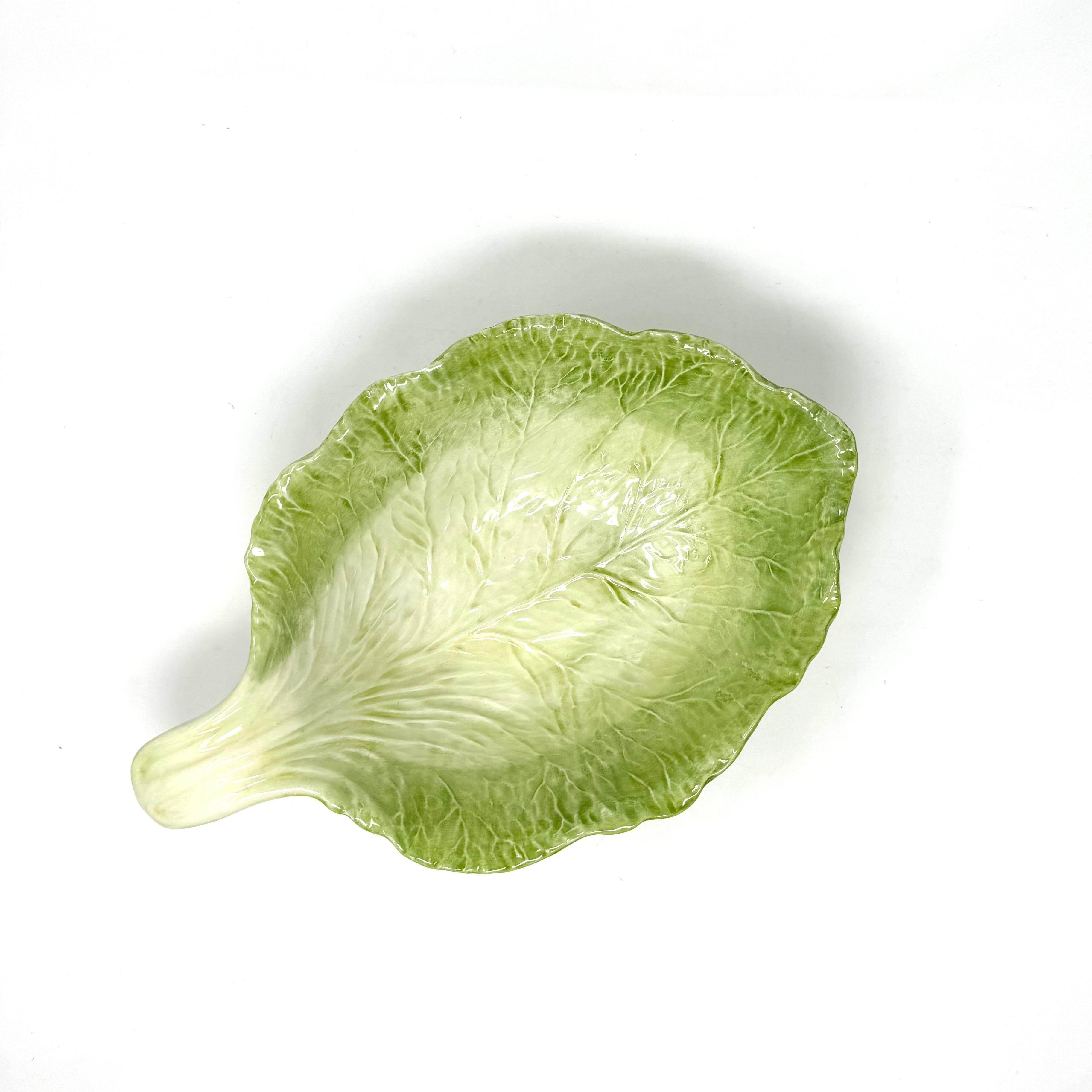 Diese handgefertigte Servierschale mit grünen Radicchio-Blättern ist kunstvoll und funktional und bringt eine frische, skulpturale Präsenz auf jeden Tisch. Die in Italien hergestellte Schale weist eine wunderschön detaillierte Blattform in sanften