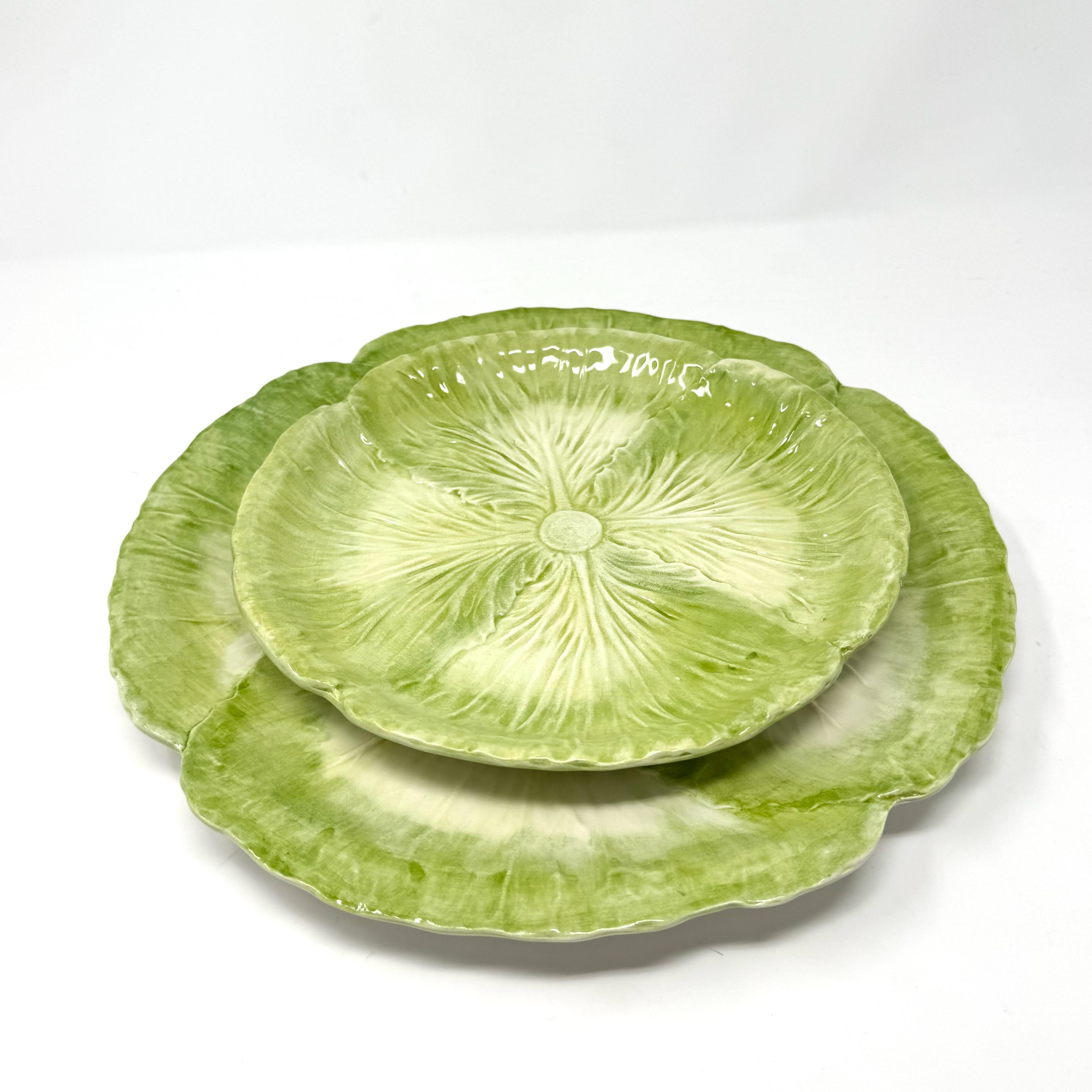 Rehaussez votre table avec cet exquis ensemble de quatre assiettes à salade Green Radicchio, fabriquées à la main en Italie pour The Mane Lion. Chaque assiette est ornée d'une feuille de radicchio magnifiquement sculptée, émaillée en vert clair et