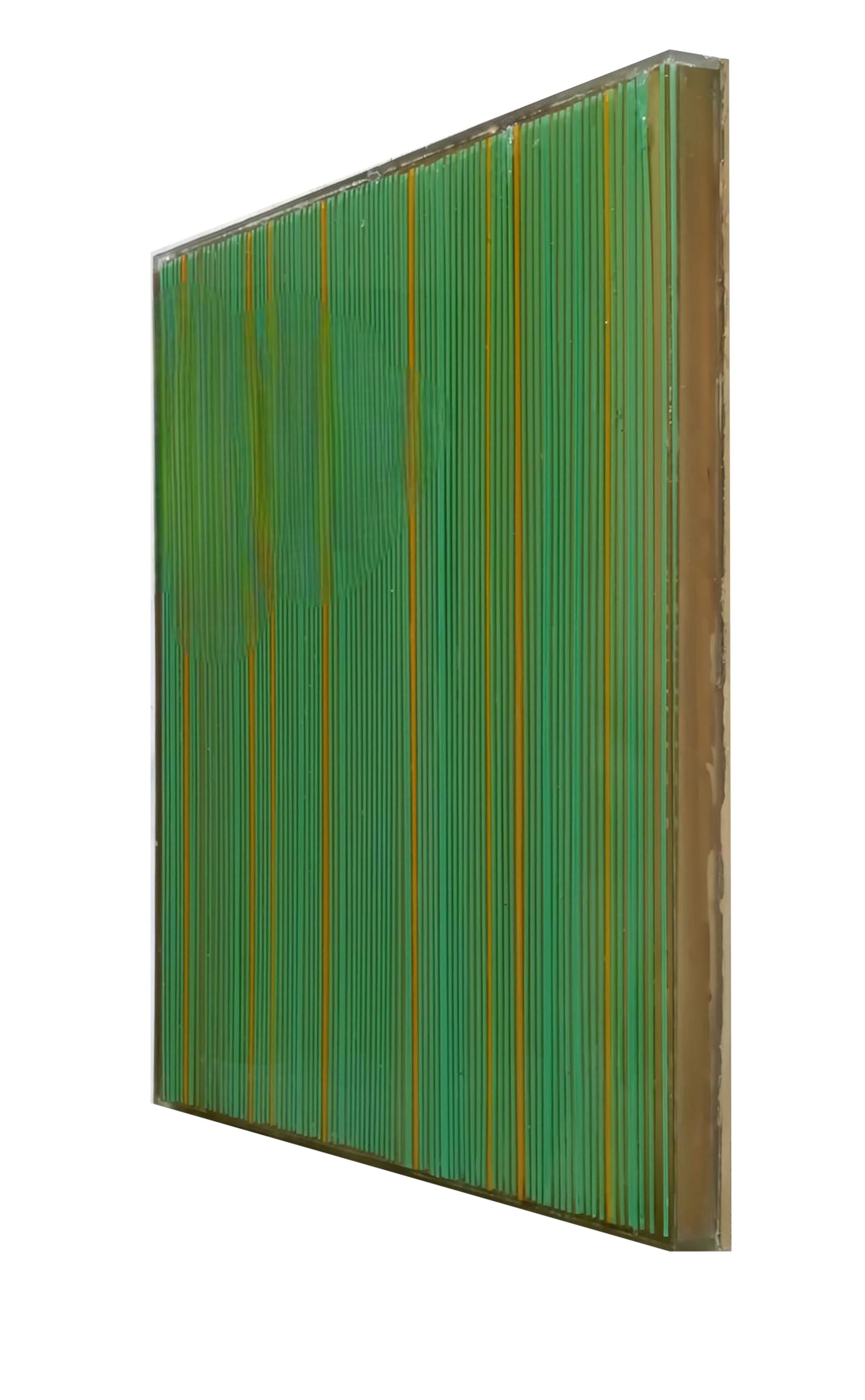 Acrilico, plastica e resina epossidica su legno, realizzato dallo Studio Massimo Caiafa. Il dipinto è un esempio affascinante di Op Art, un genere che gioca con la percezione visiva. Le sue linee verticali e la meticolosa interazione cromatica