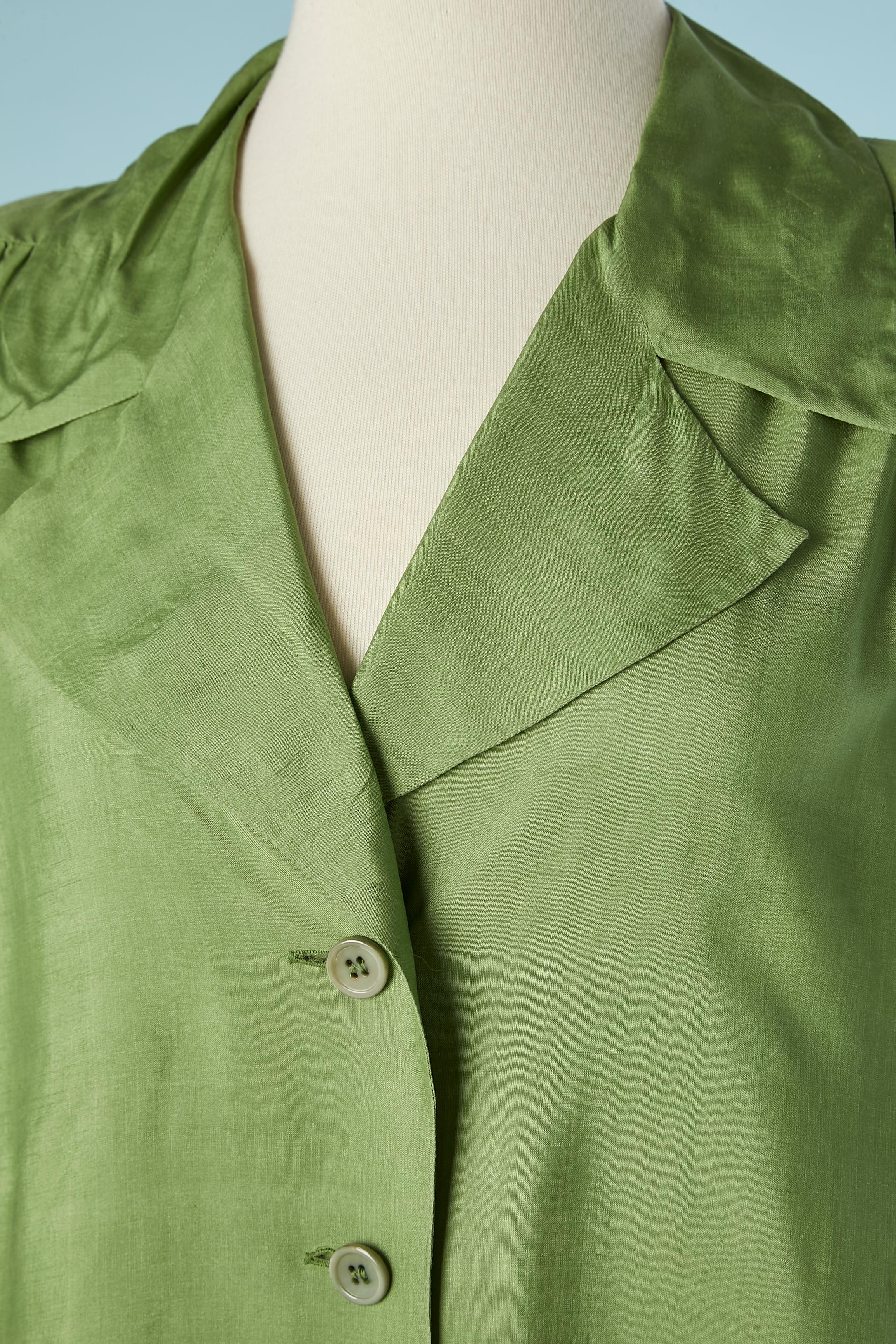 Green raw silk shirt. Shoulder pads. Gathers on the shoulder line.
SIZE 38 (Fr) 8 (Us) M 
