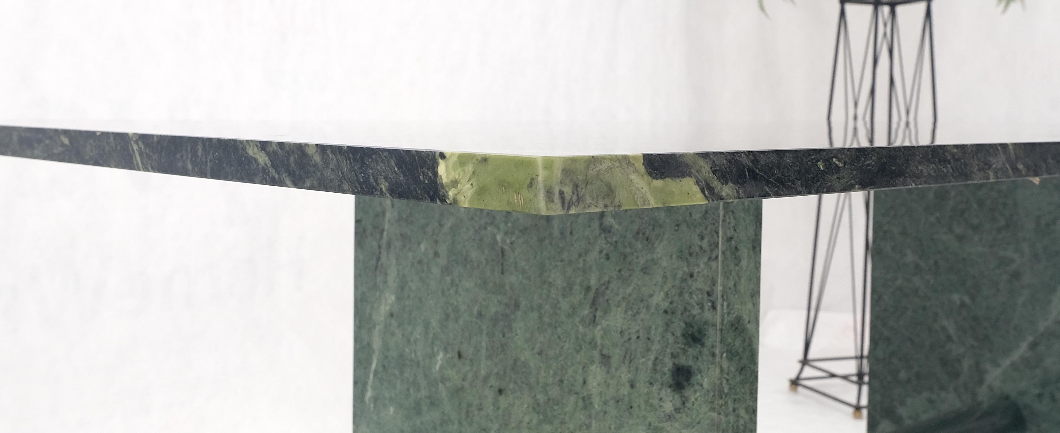 Grüner rechteckiger Esstisch mit Marmorplatte und zylinderförmigem Stretcher-Sockel MINT! (Chrom) im Angebot