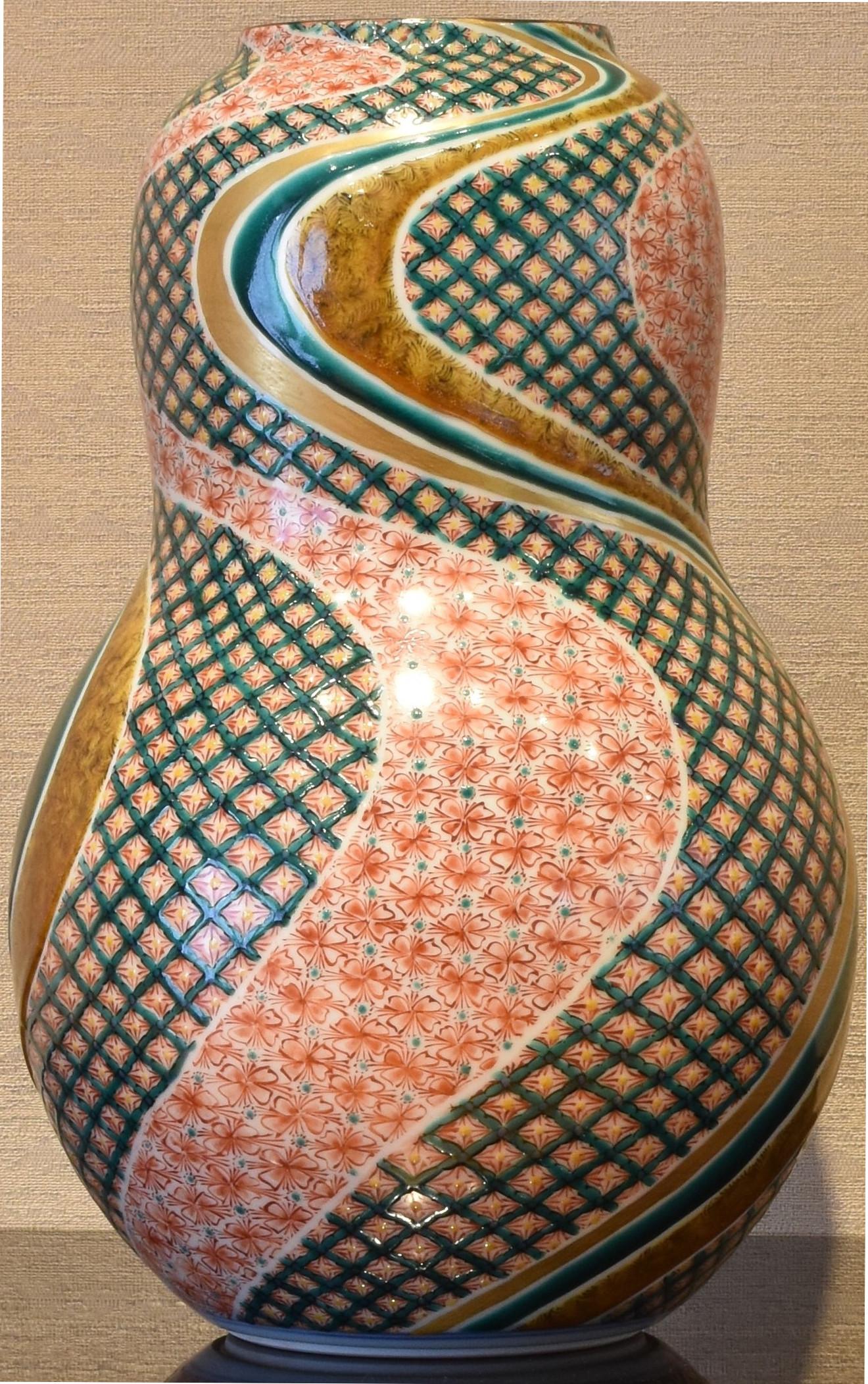 Japanese Contemporary Green Red Gold Porcelain Vase by Master Artist In New Condition For Sale In Takarazuka, JP