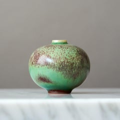 Vase miniature en grès vert et rouge de Berndt Friberg. Gustavsberg Suède 1960s