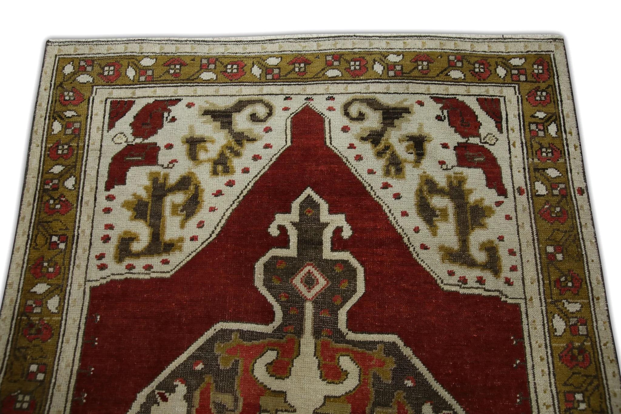 Türkischer Vintage-Teppich in Grün & Rot, 4' x 7' (Pflanzlich gefärbt) im Angebot