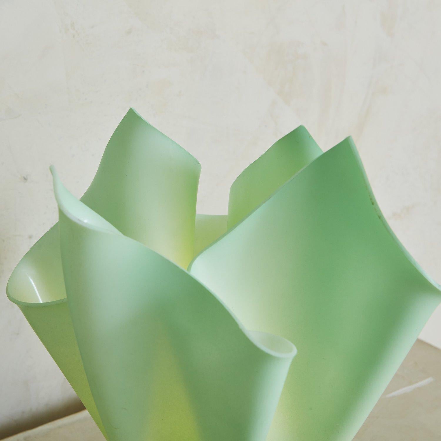 Green Resin Handkerchief Lamp, Italy, 1970s In Good Condition In Chicago, IL