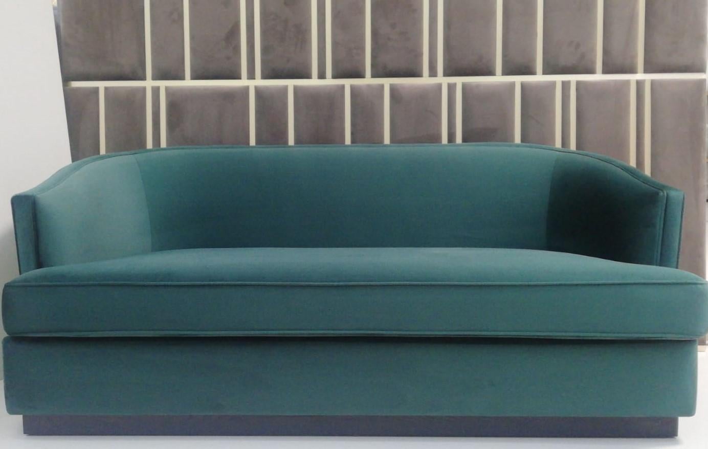 Green Romana 2-Seat Sofa with Painted Wooden Plinth In New Condition For Sale In Frazão, Porto