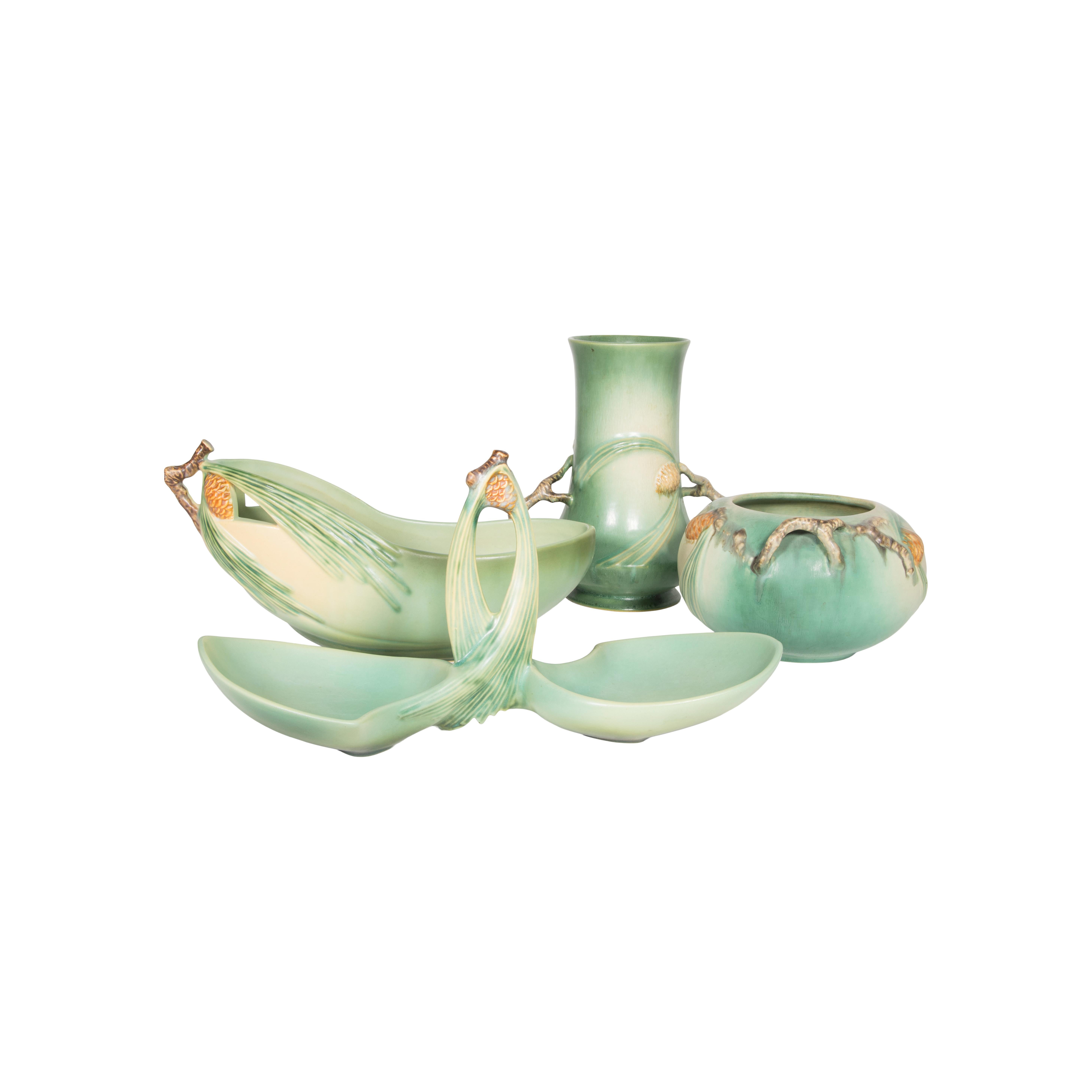 Collection of green Roseville Pinecone pottery. Fünfzehn Stücke, darunter: Vase 748-6, Schale 278-4, Vase 745-7, 9