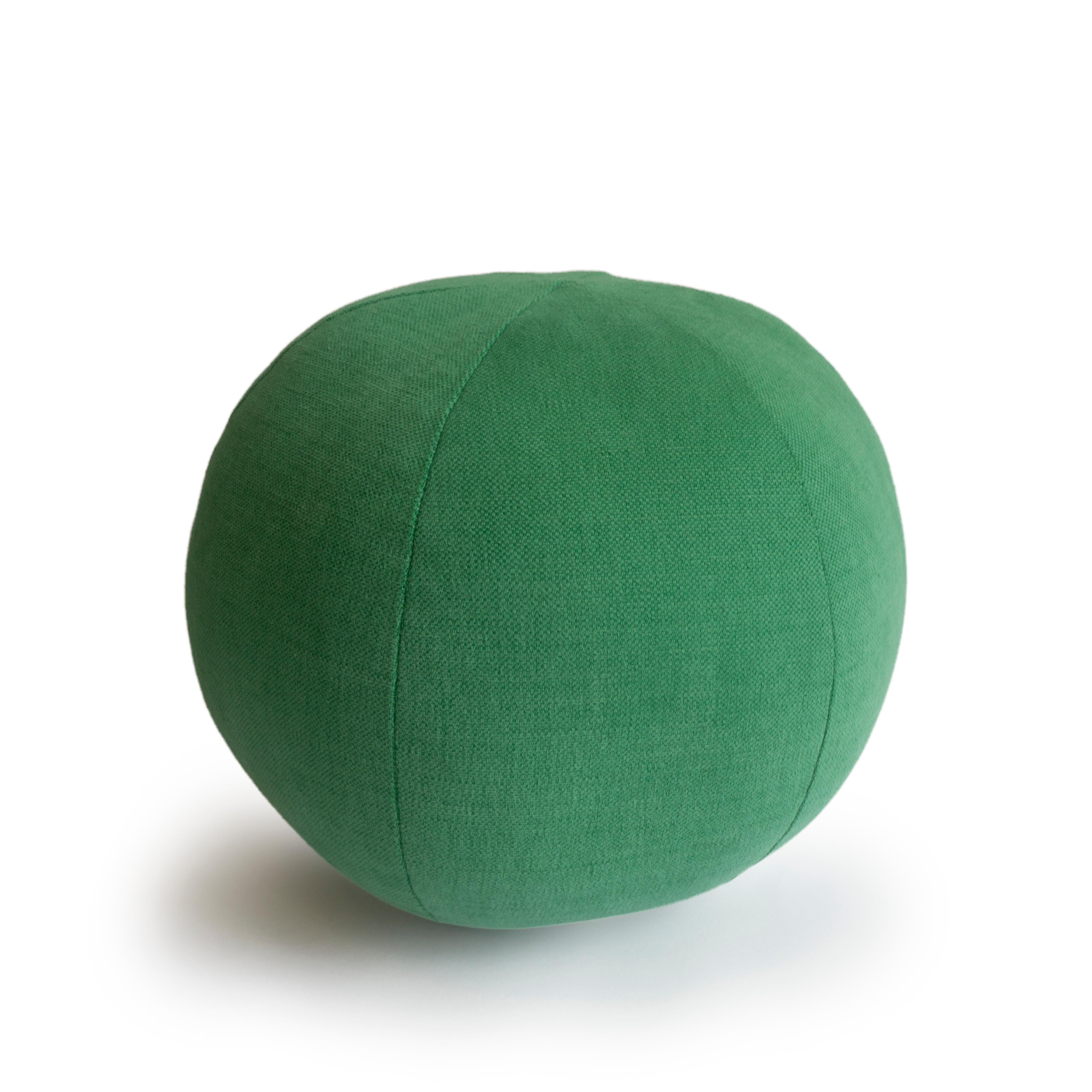 Ce coussin jetable en forme de boule ronde cousu à la main a été réalisé dans un tissu de coton vert. Tous les oreillers sont fabriqués dans notre studio de Norwalk, dans le Connecticut. 
Fabriqué sur commande.

Mesures : 9