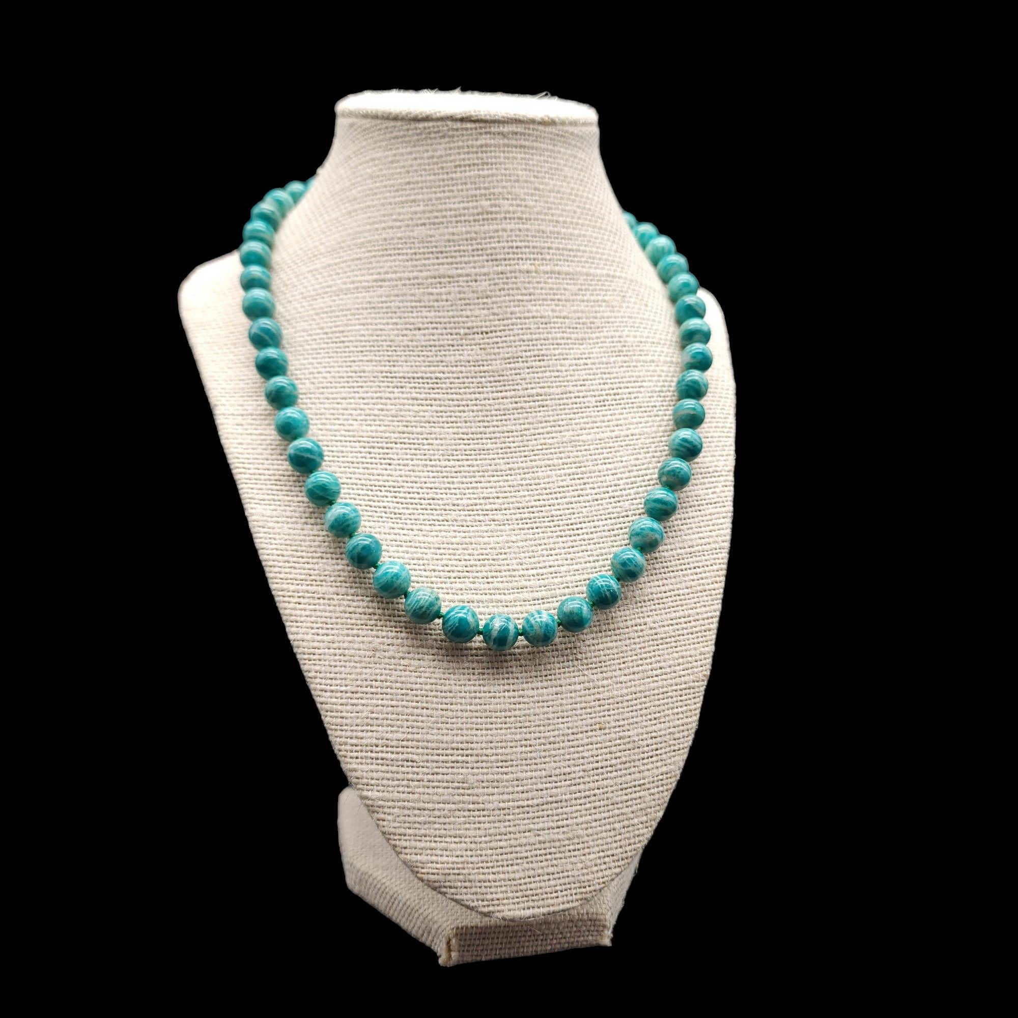 Necklace length: 48 cm / 18.75 inches
Each bead approx 1 cm
Marks / Hallmarks: 925 on clasp

Discover the timeless elegance of this vintage amazonite bead necklace, meticulously hand-knotted for enduring quality. Each bead is a piece of history,