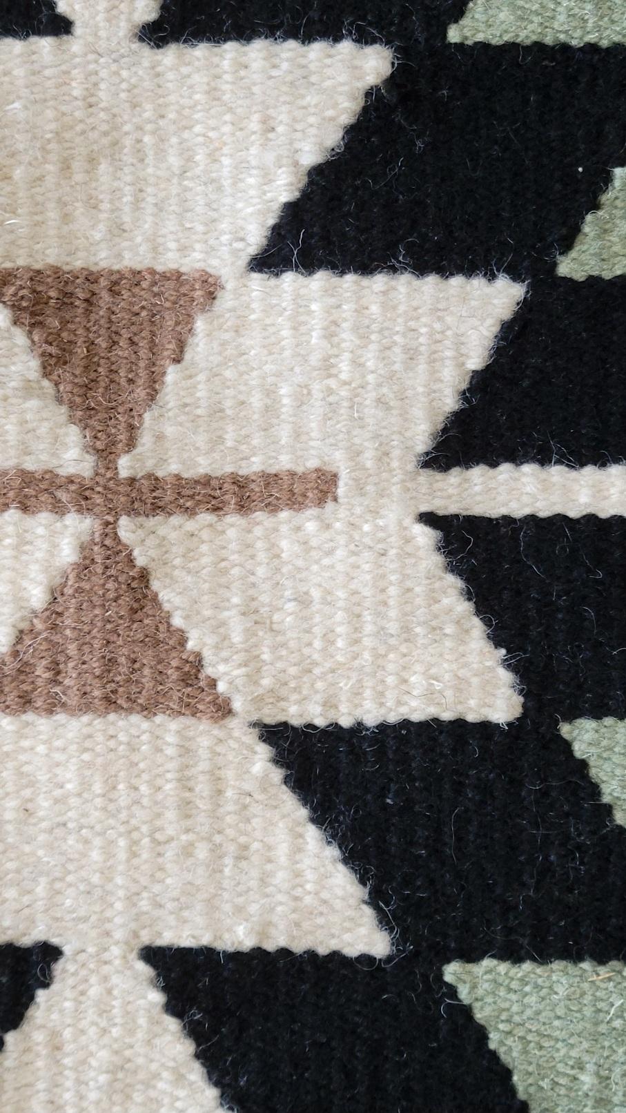 Ce chemin de table en laine rehaussera instantanément votre table. Le matériau en laine doux et durable protégera votre table tout en ajoutant de la chaleur et de la texture à votre décor. Parfaits pour les occasions formelles et décontractées, nos