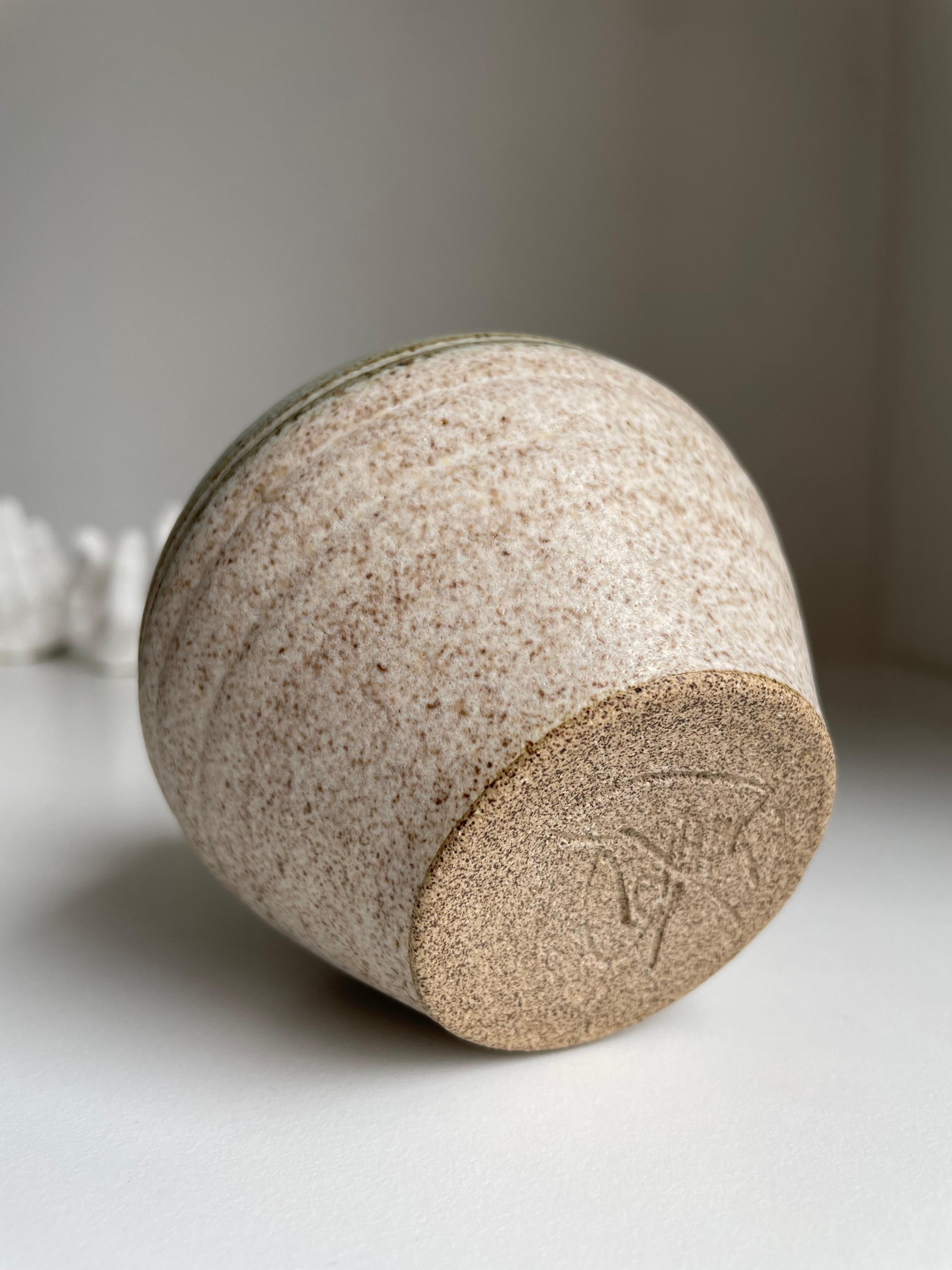 Vase en céramique vert, de couleur sable avec décor doublé Bon état - En vente à Copenhagen, DK