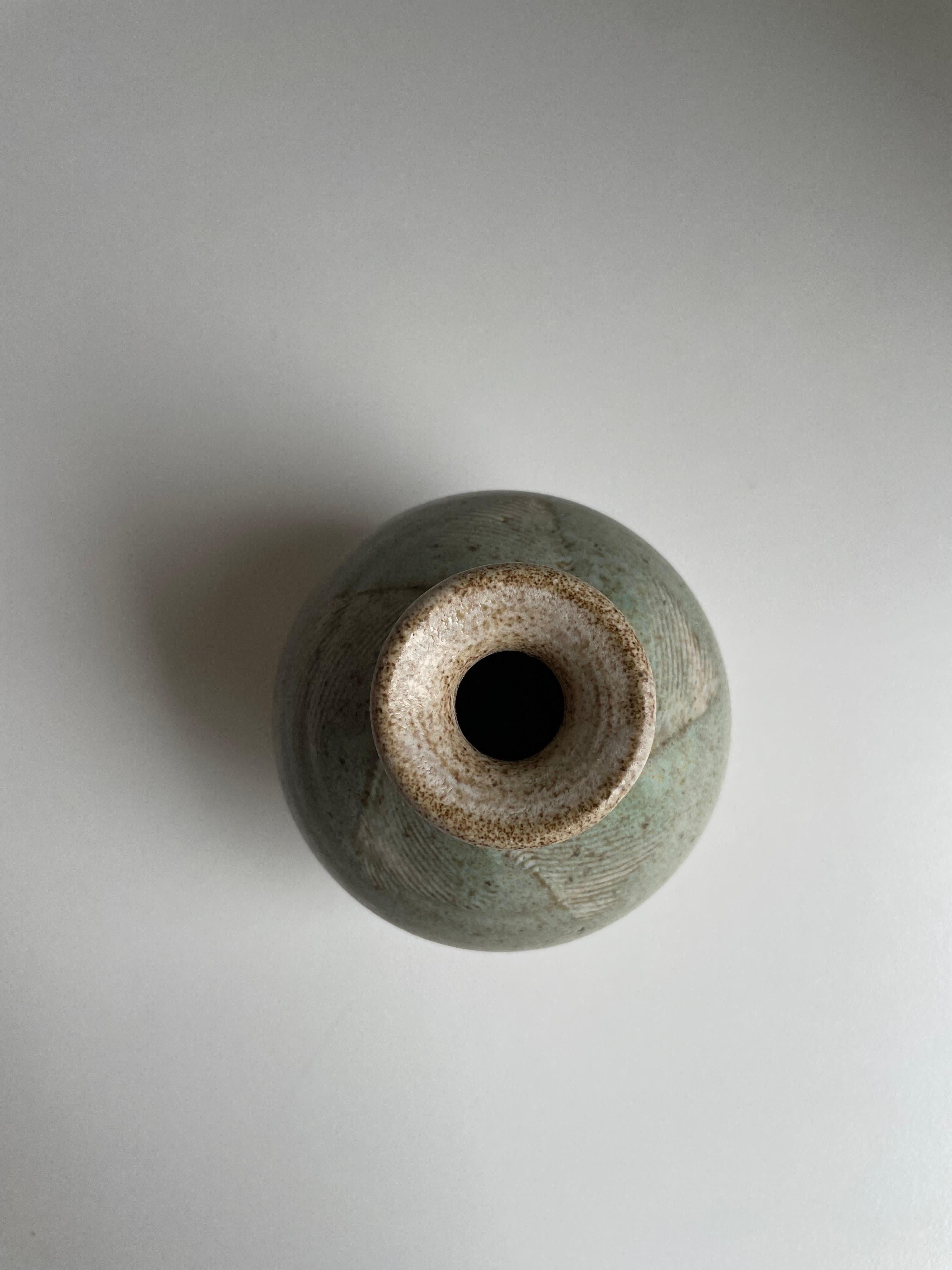 Vase en céramique vert, de couleur sable avec décor doublé en vente 1