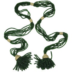 Long collier lariat à pompon en or 14 carats avec saphir vert