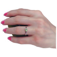 Anello in oro 14k con zaffiro verde.