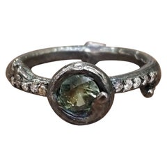 Anillo de corteza de zafiro verde y diamante en oro blanco de 14k y rodio negro