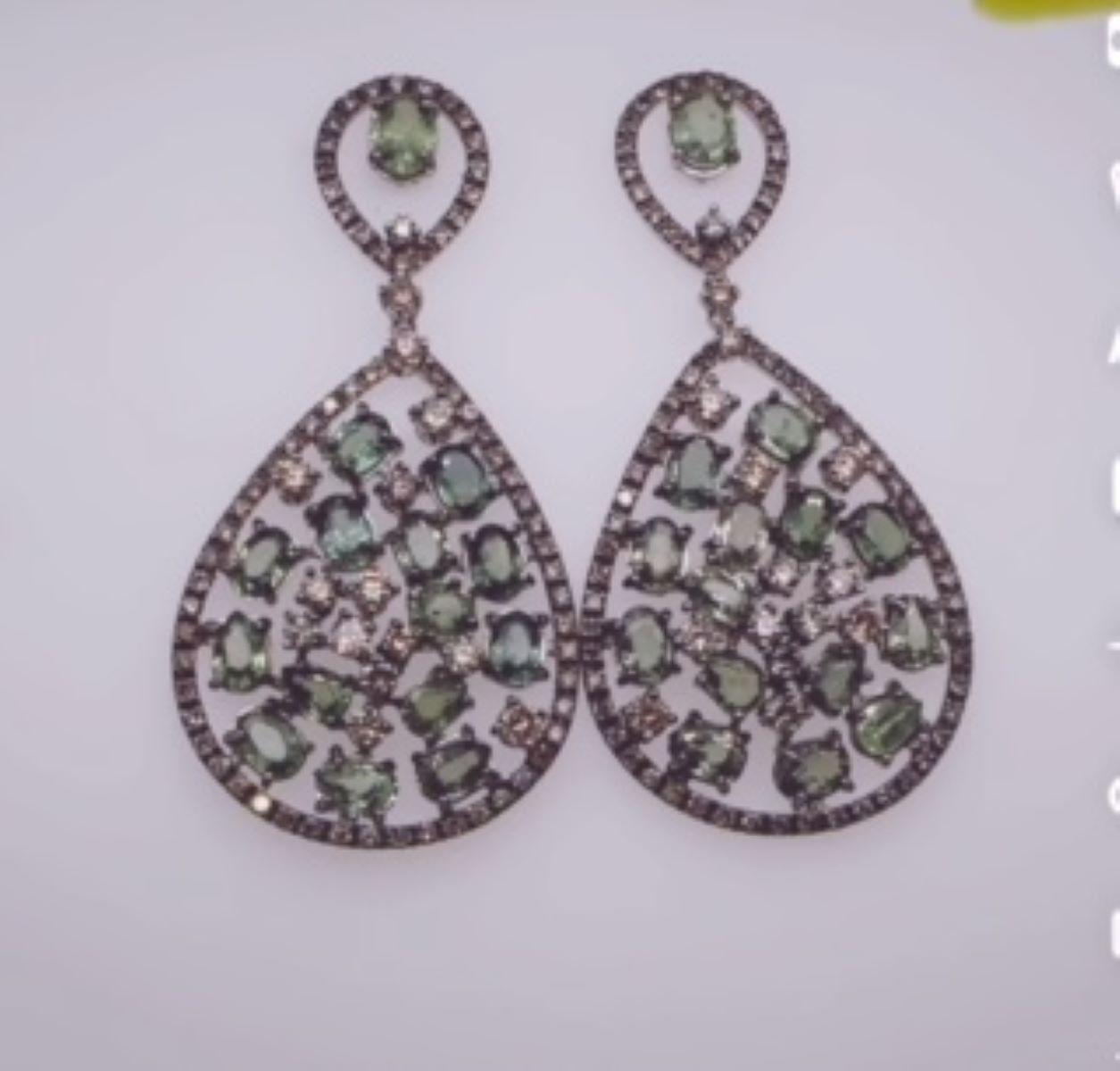 Orecchini in oro bianco 18k con zaffiro verde e diamante 