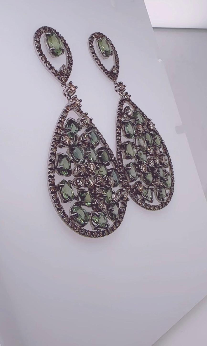 Contemporaneo Orecchini a lampadario con zaffiro verde e diamante, tutti naturali, in 18 carati in vendita