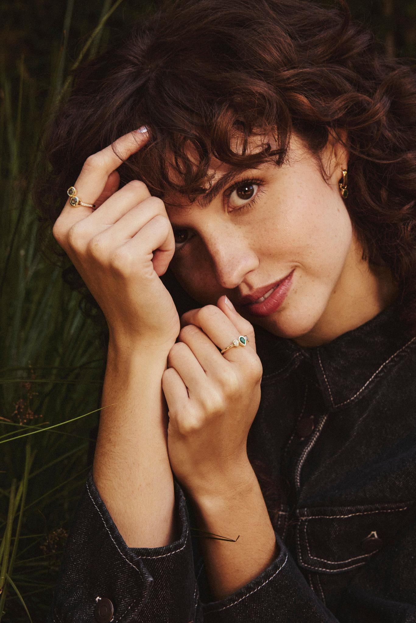 Dieser auffällige Ring besteht aus 2 runden, grünen Saphiren (1,68 ctw) und einem mit Diamanten verzierten Band (0,10 ctw). Dieser Ring hat die US-Größe 6,5. Grüne Saphire sind besondere Steine, von denen man glaubt, dass sie die göttliche Energie